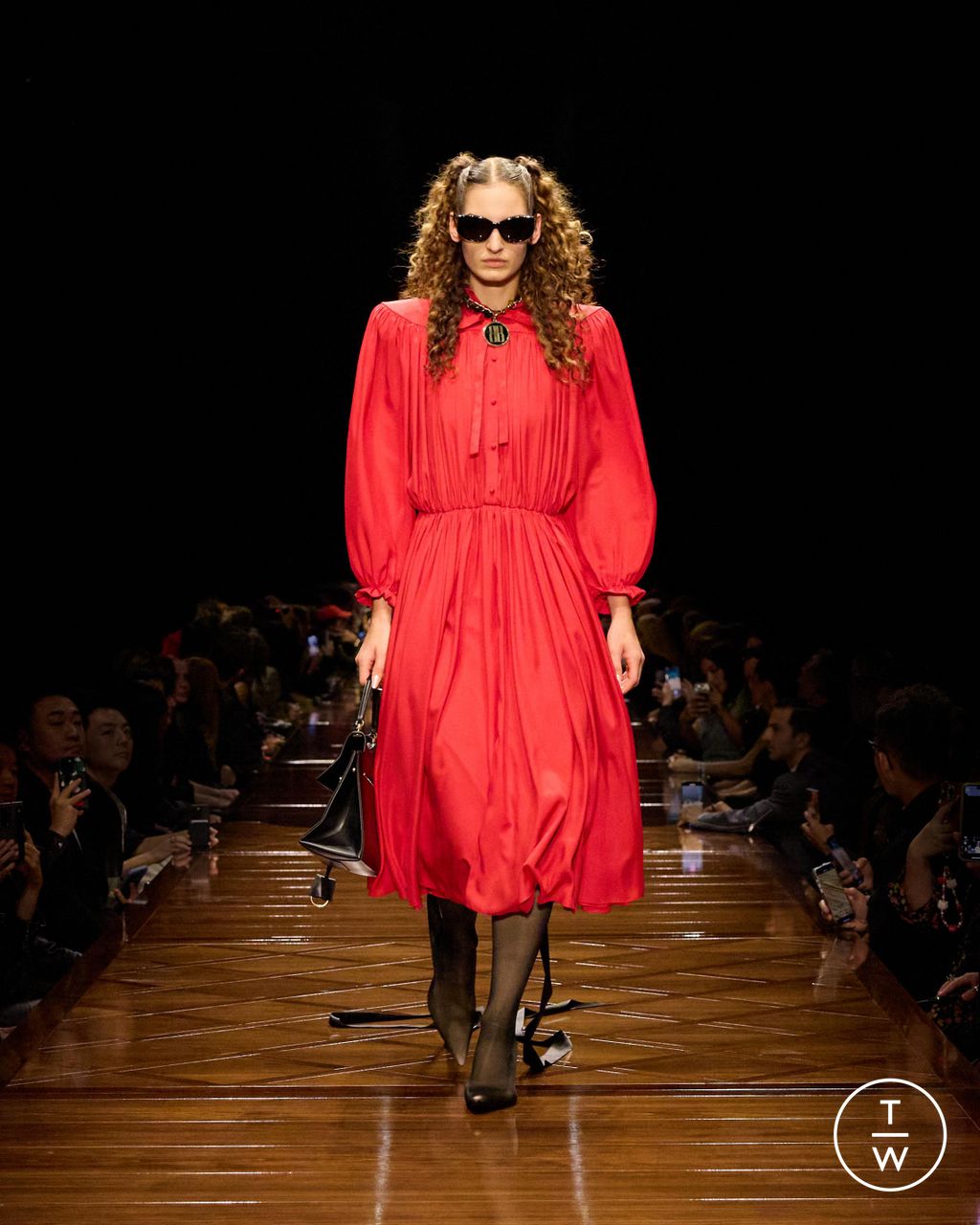 Fashion Week Paris Spring/Summer 2025 look 11 from the Balenciaga collection 女装