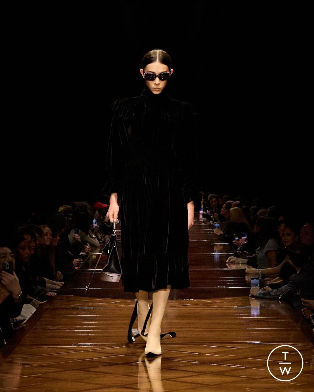 Fashion Week Paris Spring/Summer 2025 look 12 from the Balenciaga collection 女装