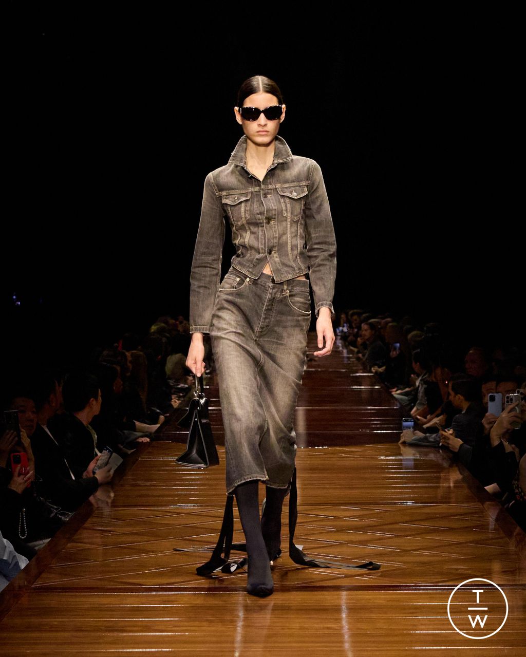 Fashion Week Paris Spring/Summer 2025 look 14 from the Balenciaga collection 女装