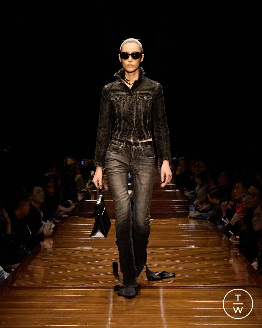Fashion Week Paris Spring/Summer 2025 look 15 from the Balenciaga collection 女装