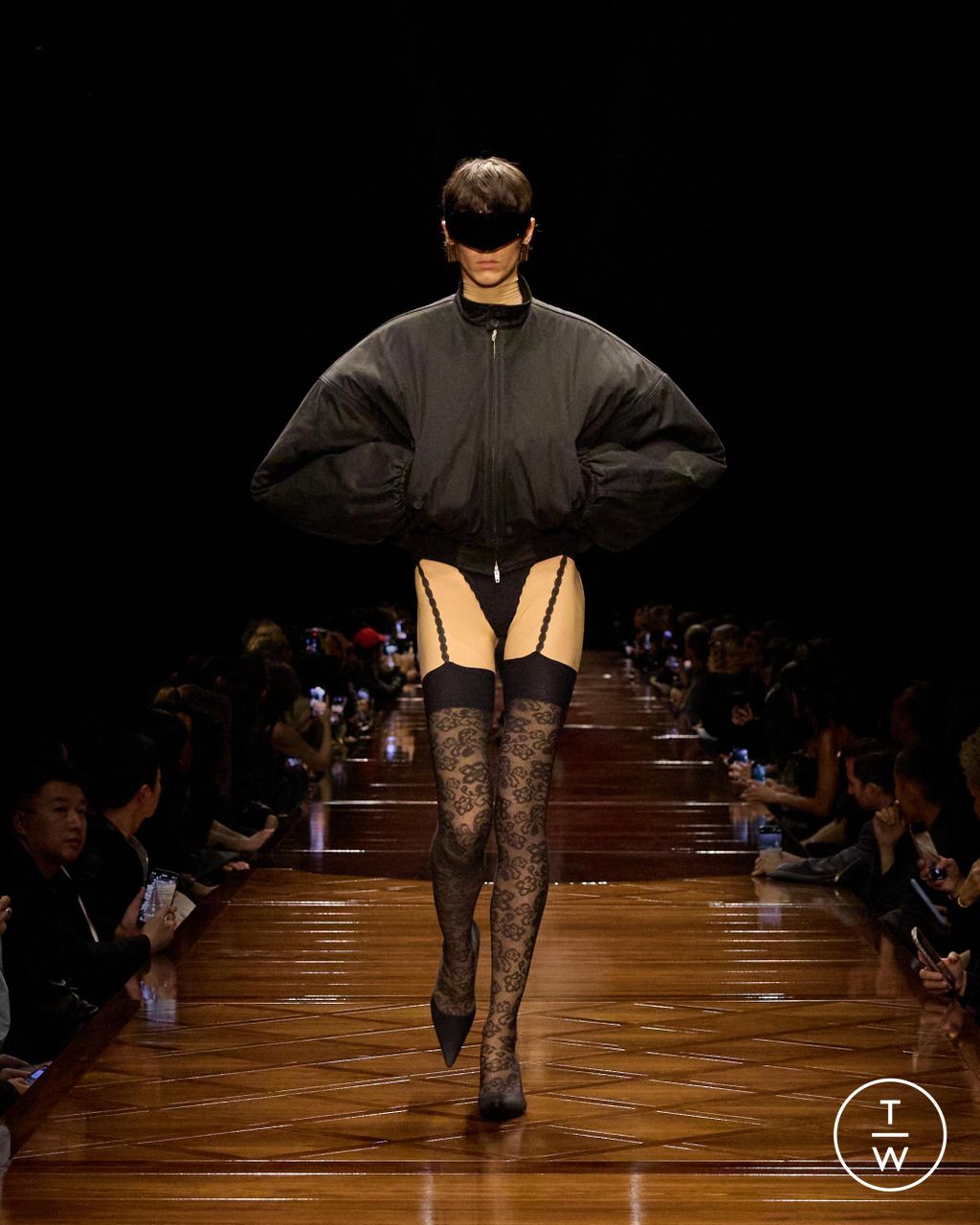 Fashion Week Paris Spring/Summer 2025 look 17 de la collection Balenciaga womenswear
