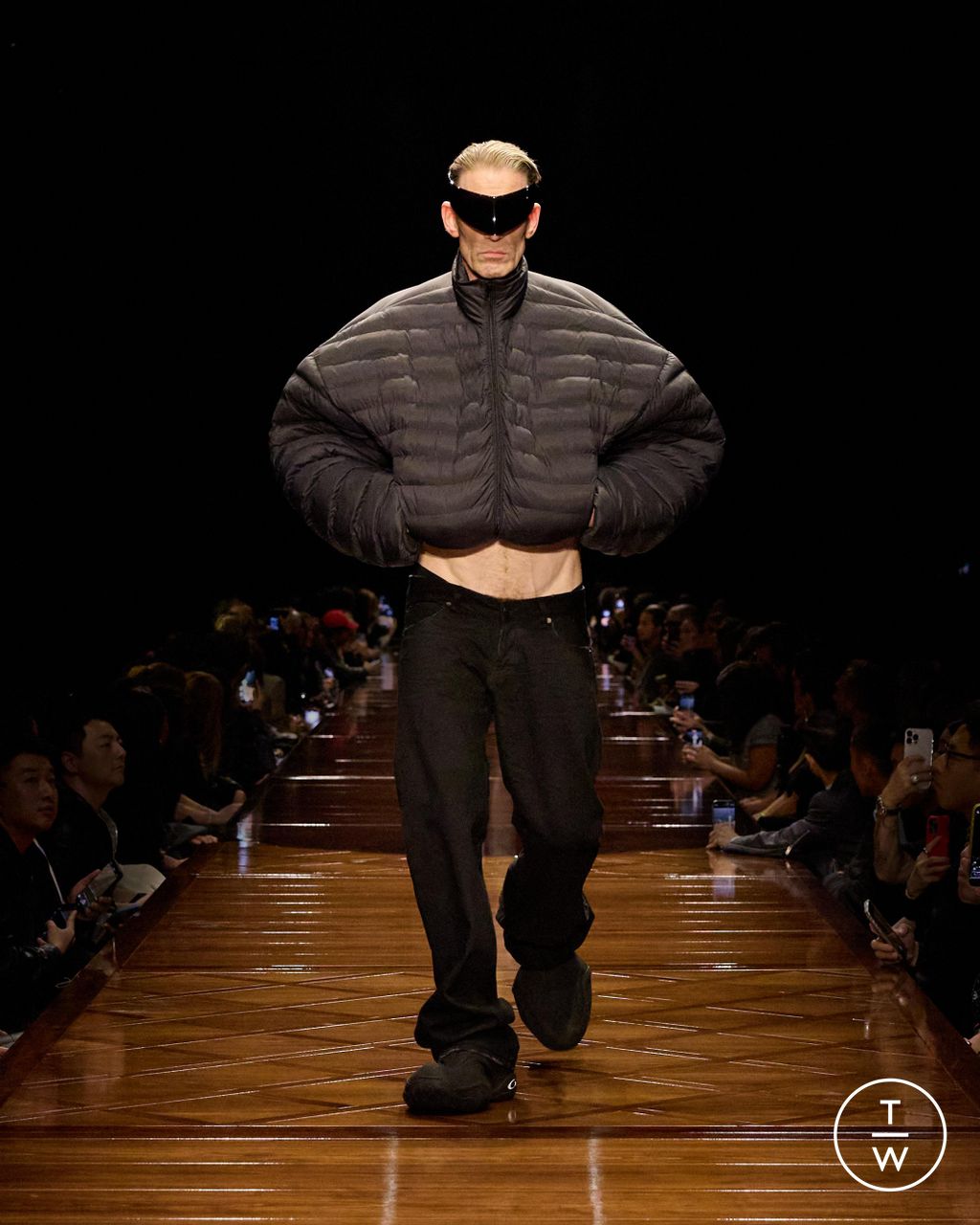 Fashion Week Paris Spring/Summer 2025 look 18 de la collection Balenciaga womenswear