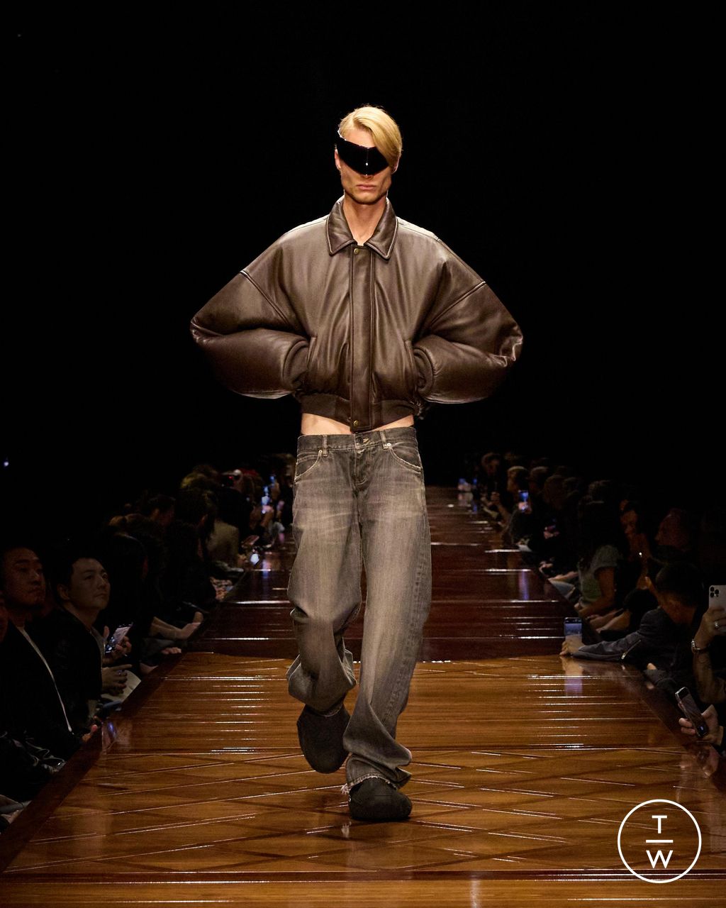 Fashion Week Paris Spring/Summer 2025 look 19 from the Balenciaga collection womenswear