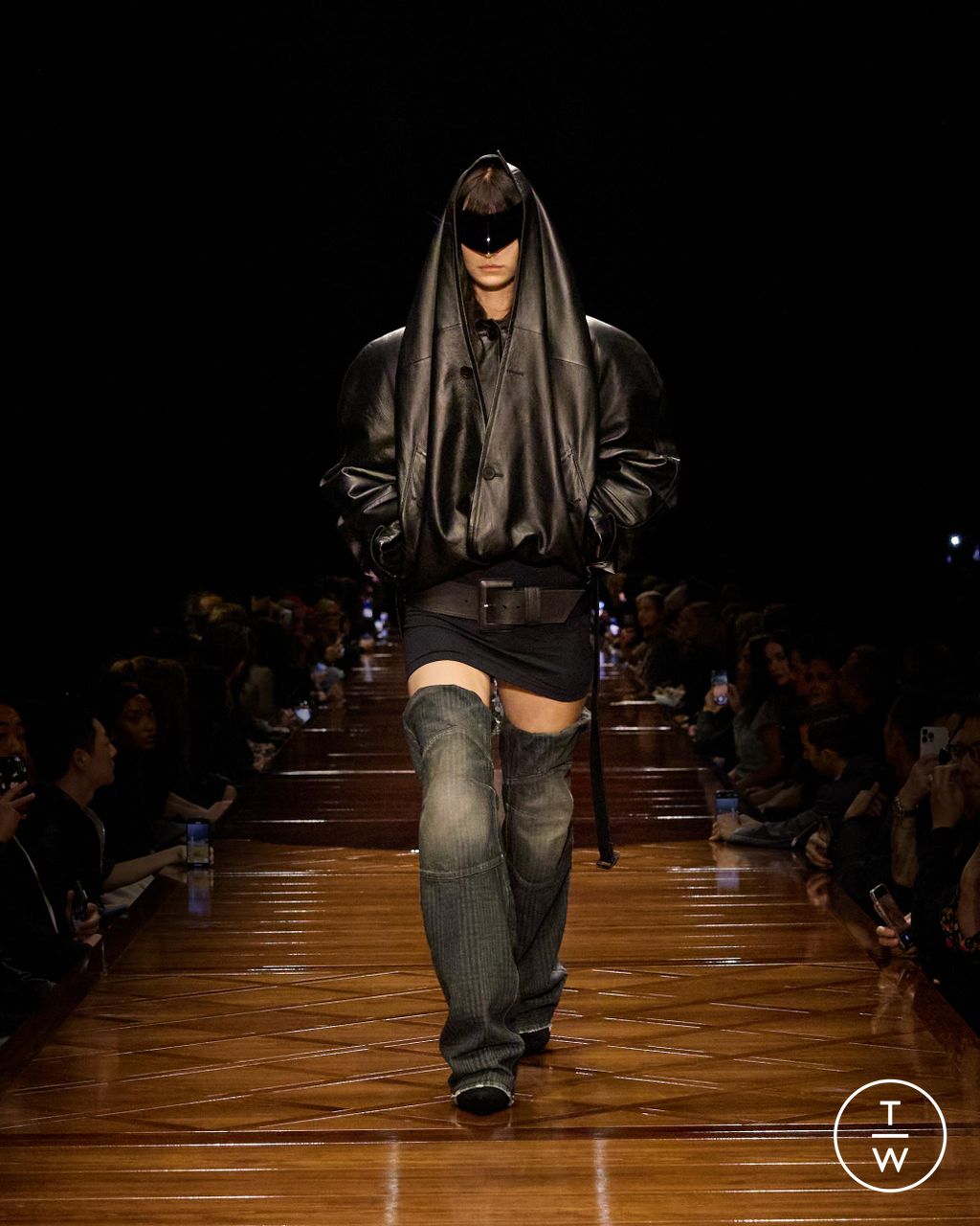 Fashion Week Paris Spring/Summer 2025 look 20 de la collection Balenciaga womenswear