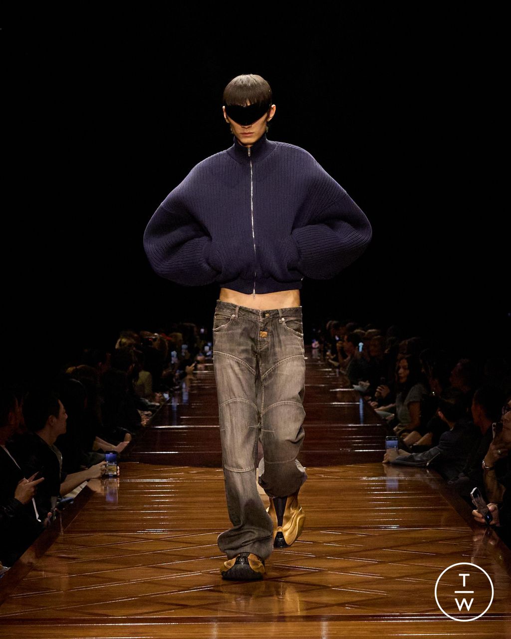 Fashion Week Paris Spring-Summer 2025 look 21 from the Balenciaga collection womenswear