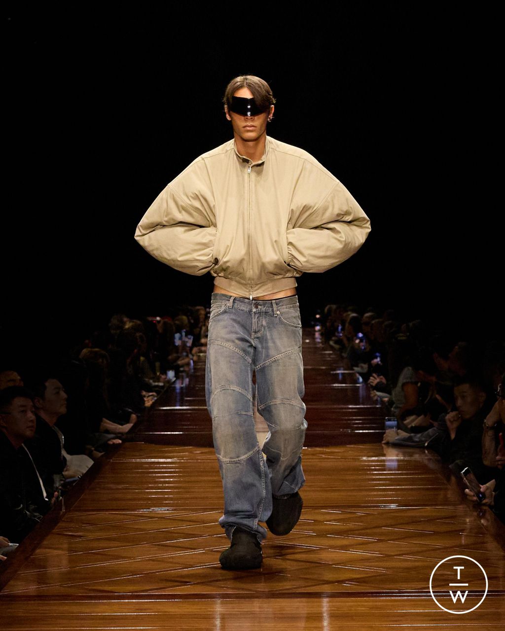 Fashion Week Paris Spring/Summer 2025 look 22 de la collection Balenciaga womenswear