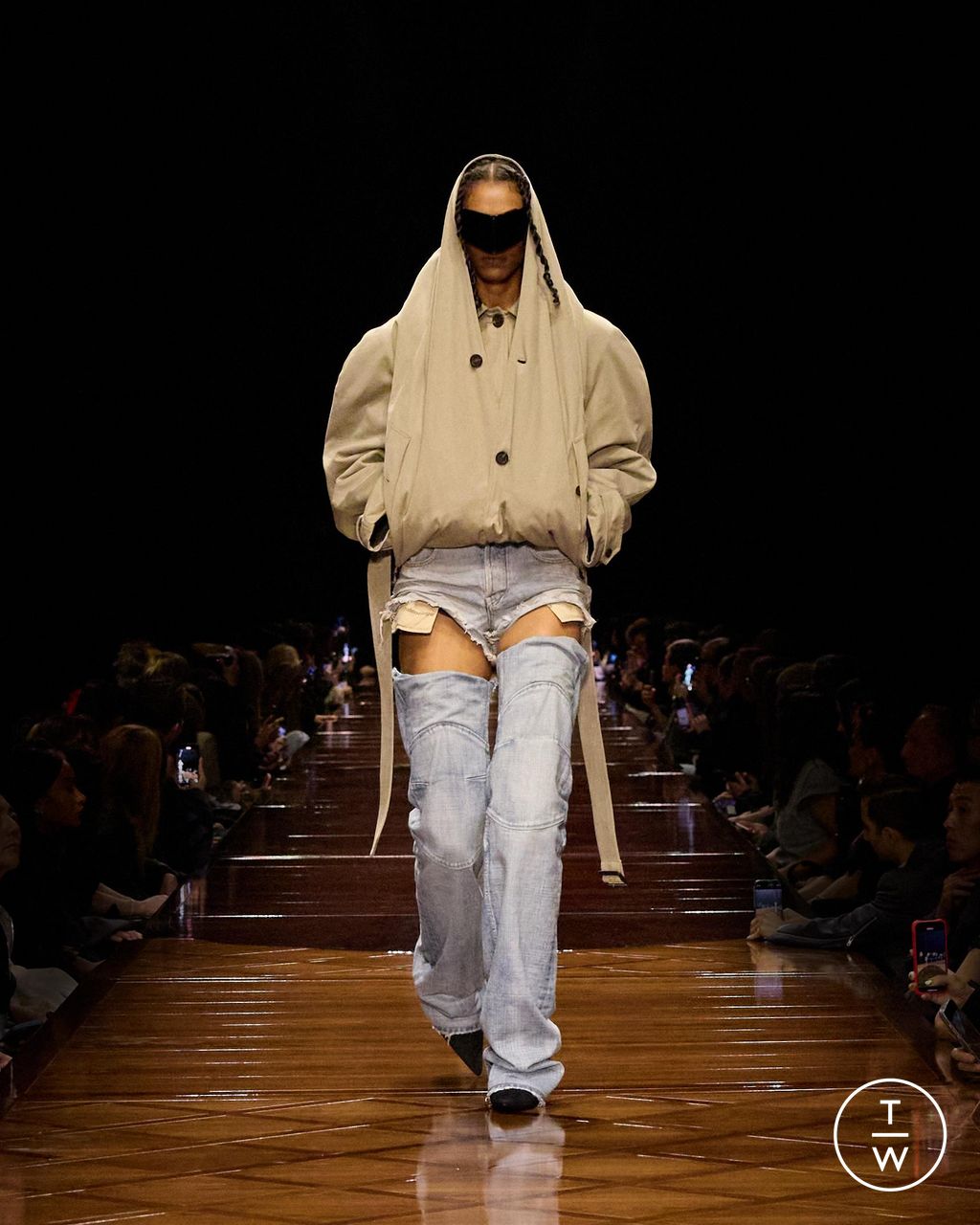 Fashion Week Paris Spring-Summer 2025 look 23 from the Balenciaga collection womenswear