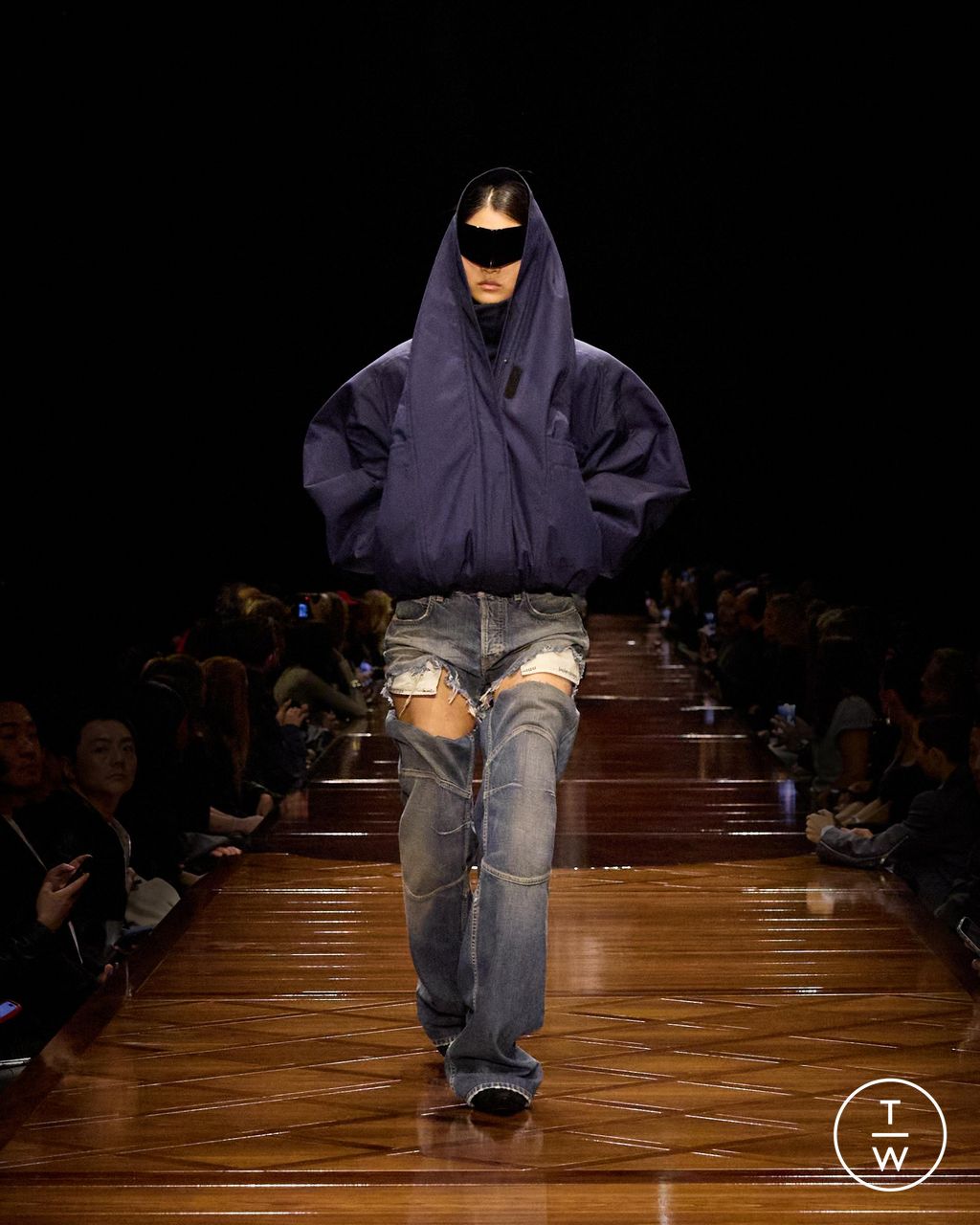 Fashion Week Paris Spring-Summer 2025 look 26 from the Balenciaga collection womenswear