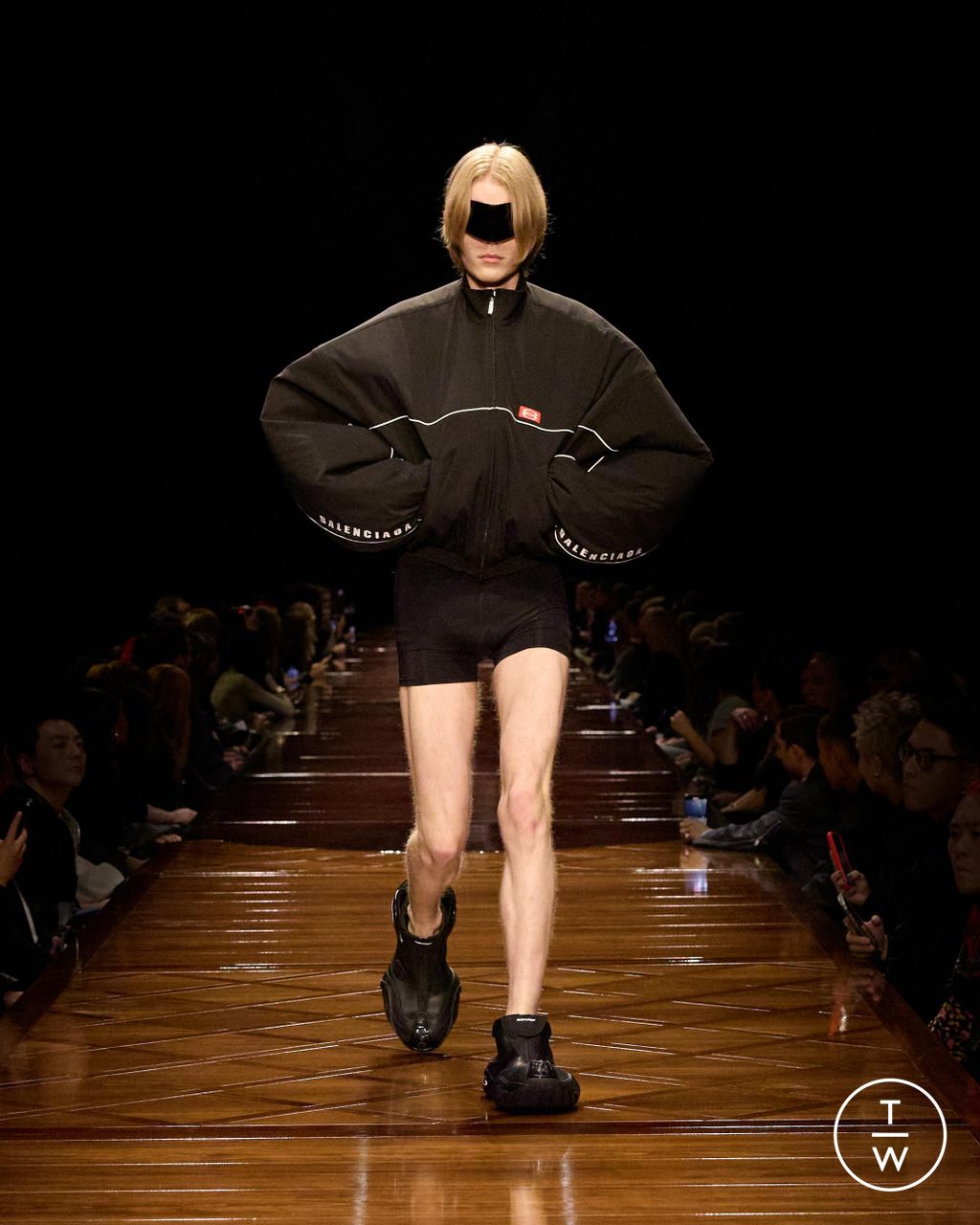 Fashion Week Paris Spring/Summer 2025 look 28 de la collection Balenciaga womenswear
