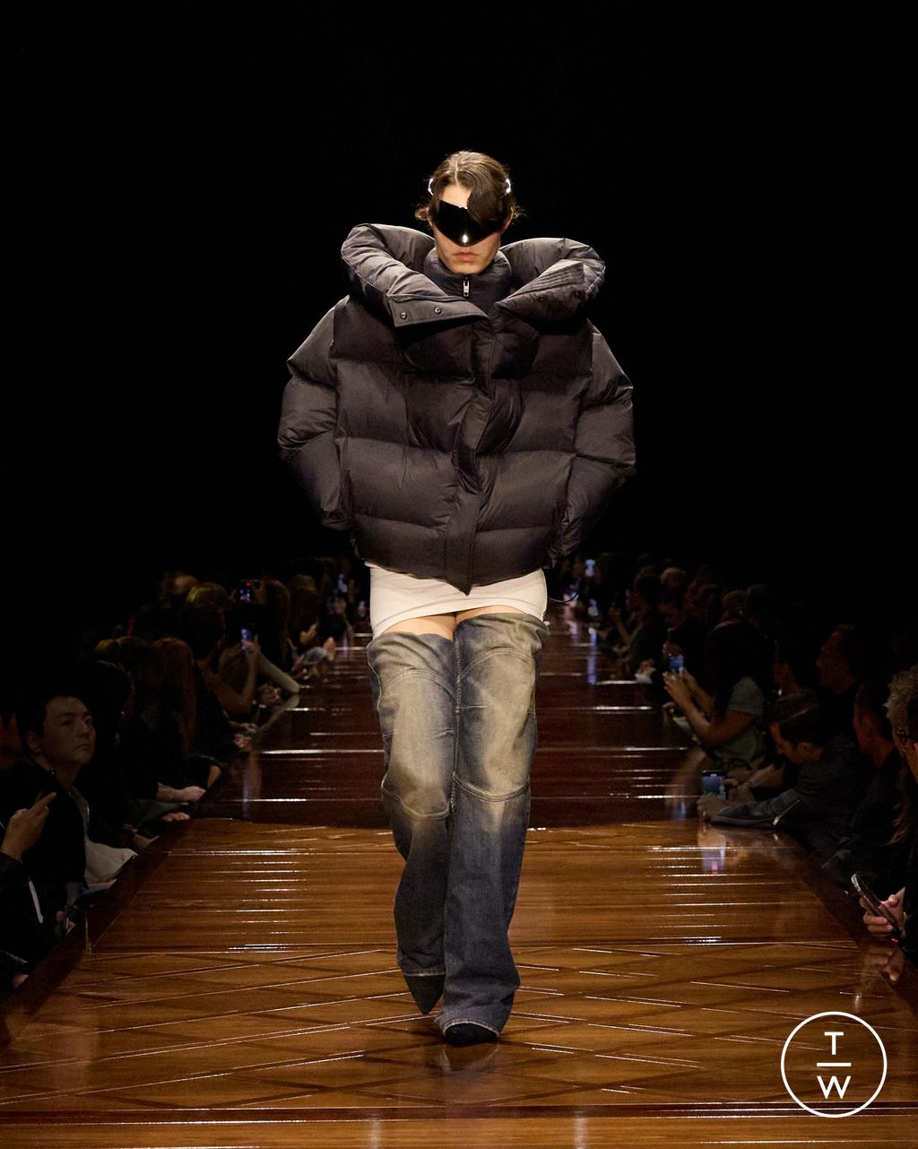 Fashion Week Paris Spring/Summer 2025 look 29 from the Balenciaga collection 女装