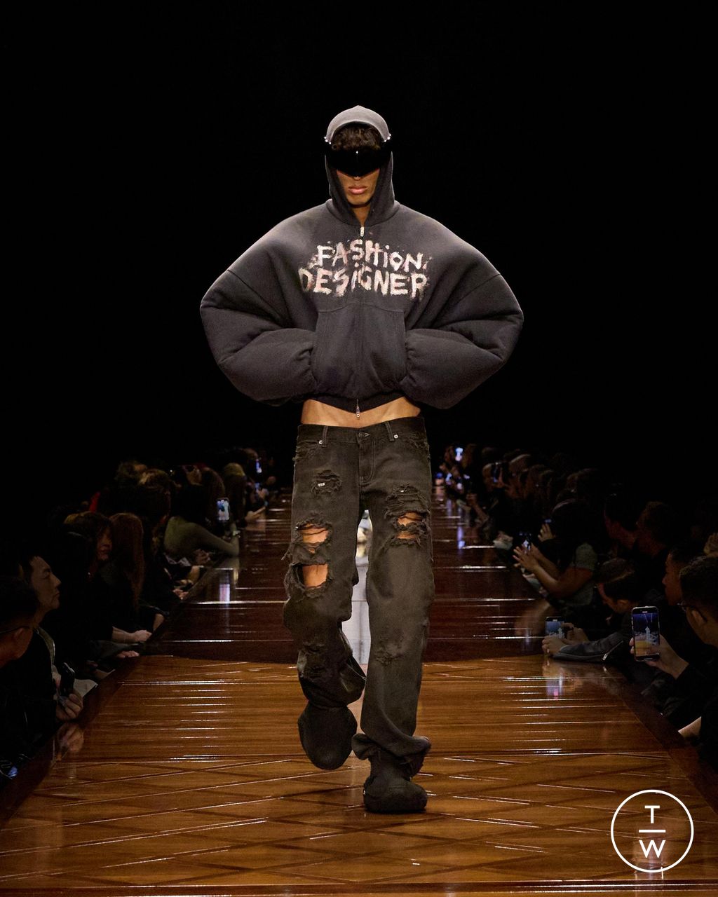 Fashion Week Paris Spring/Summer 2025 look 30 from the Balenciaga collection womenswear