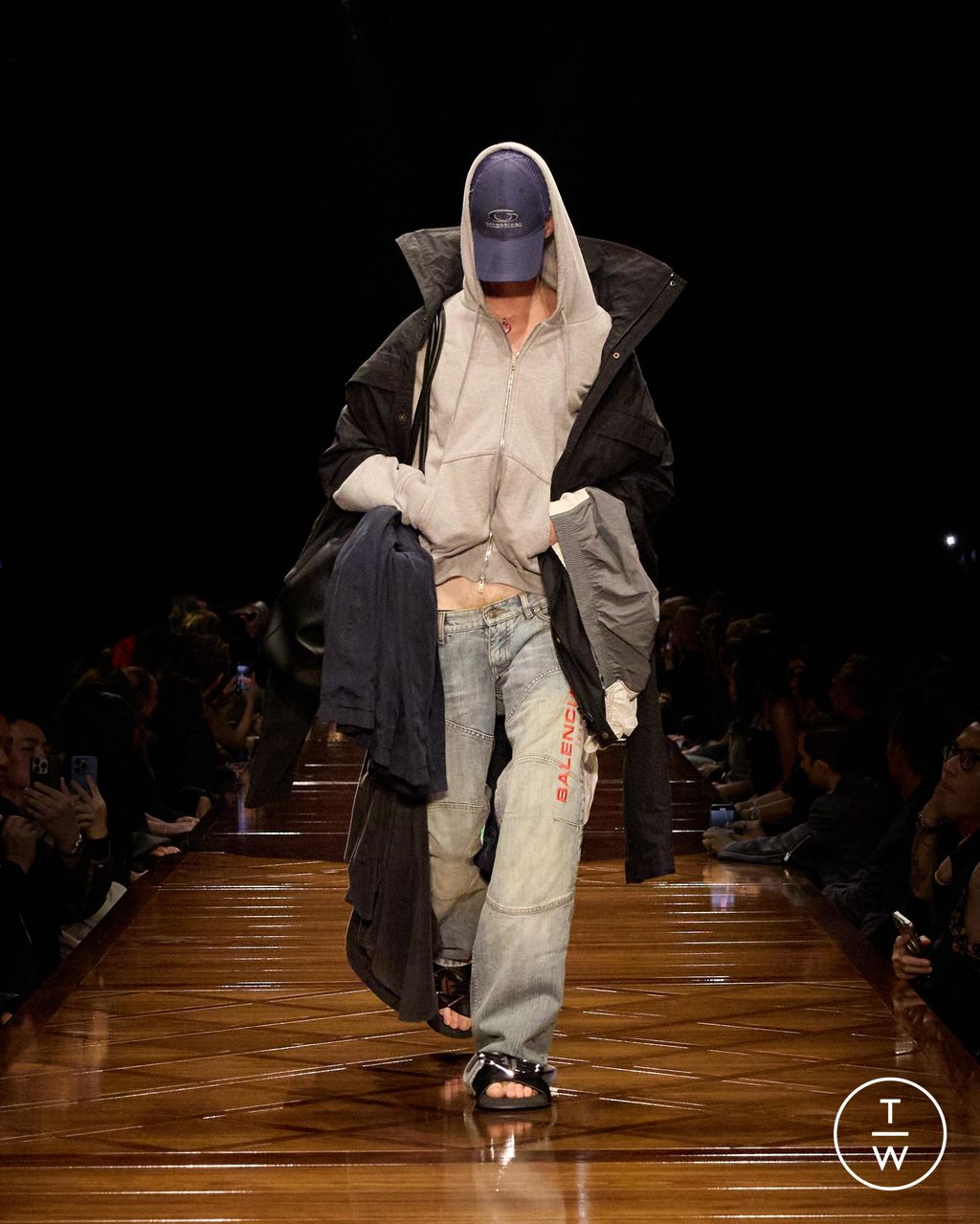 Fashion Week Paris Spring/Summer 2025 look 35 from the Balenciaga collection 女装