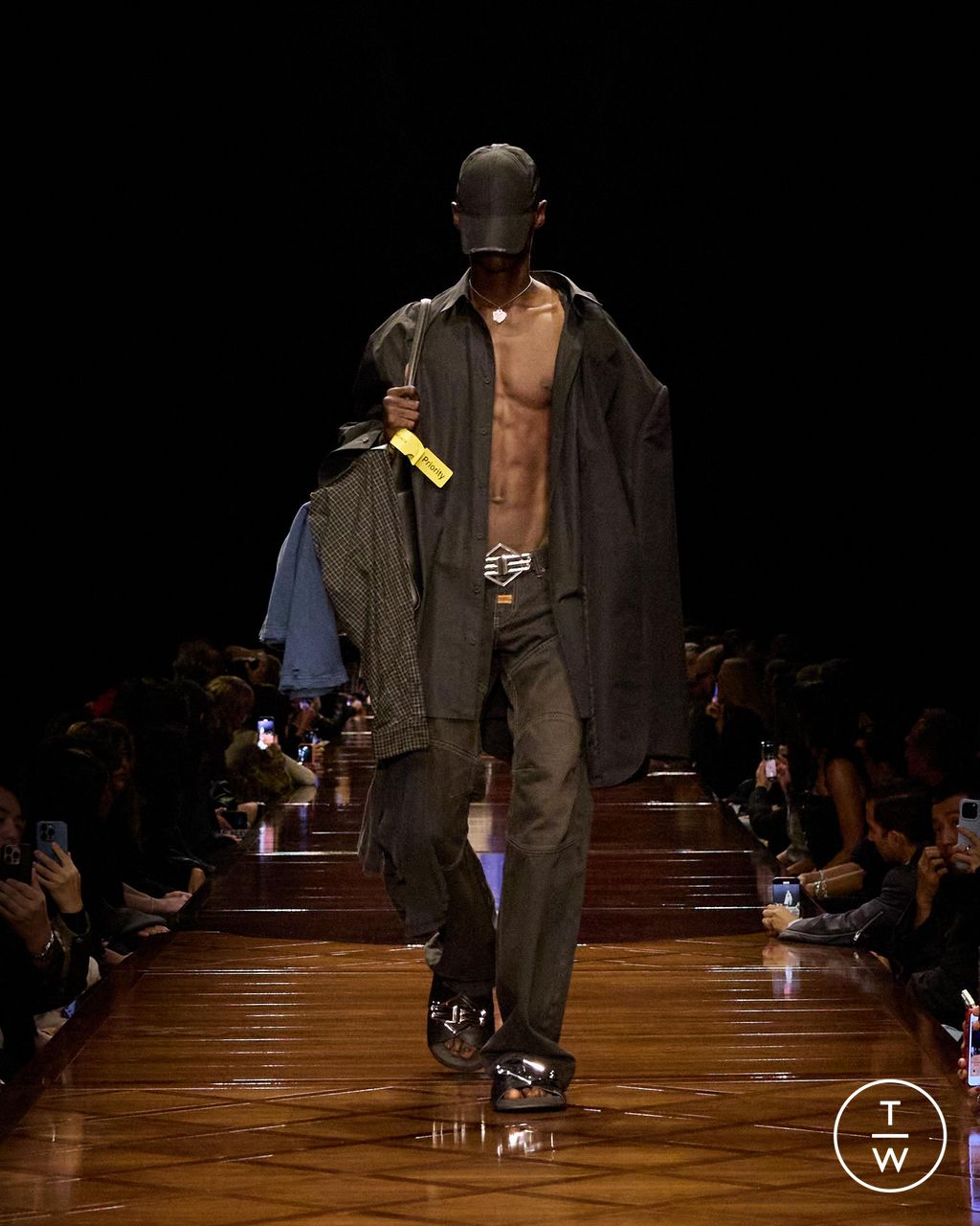 Fashion Week Paris Spring/Summer 2025 look 37 from the Balenciaga collection womenswear