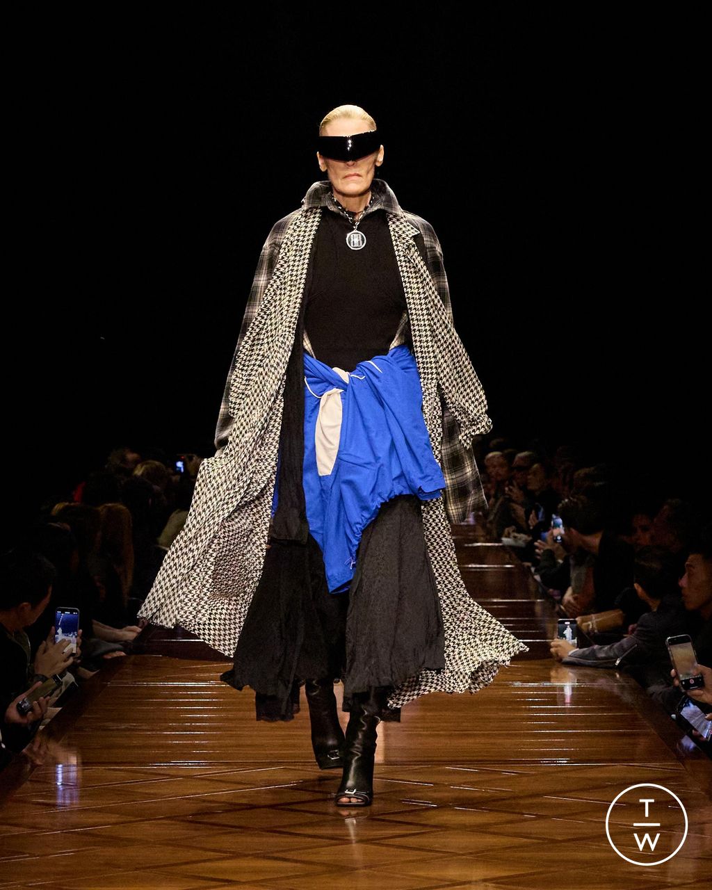 Fashion Week Paris Spring-Summer 2025 look 38 from the Balenciaga collection womenswear