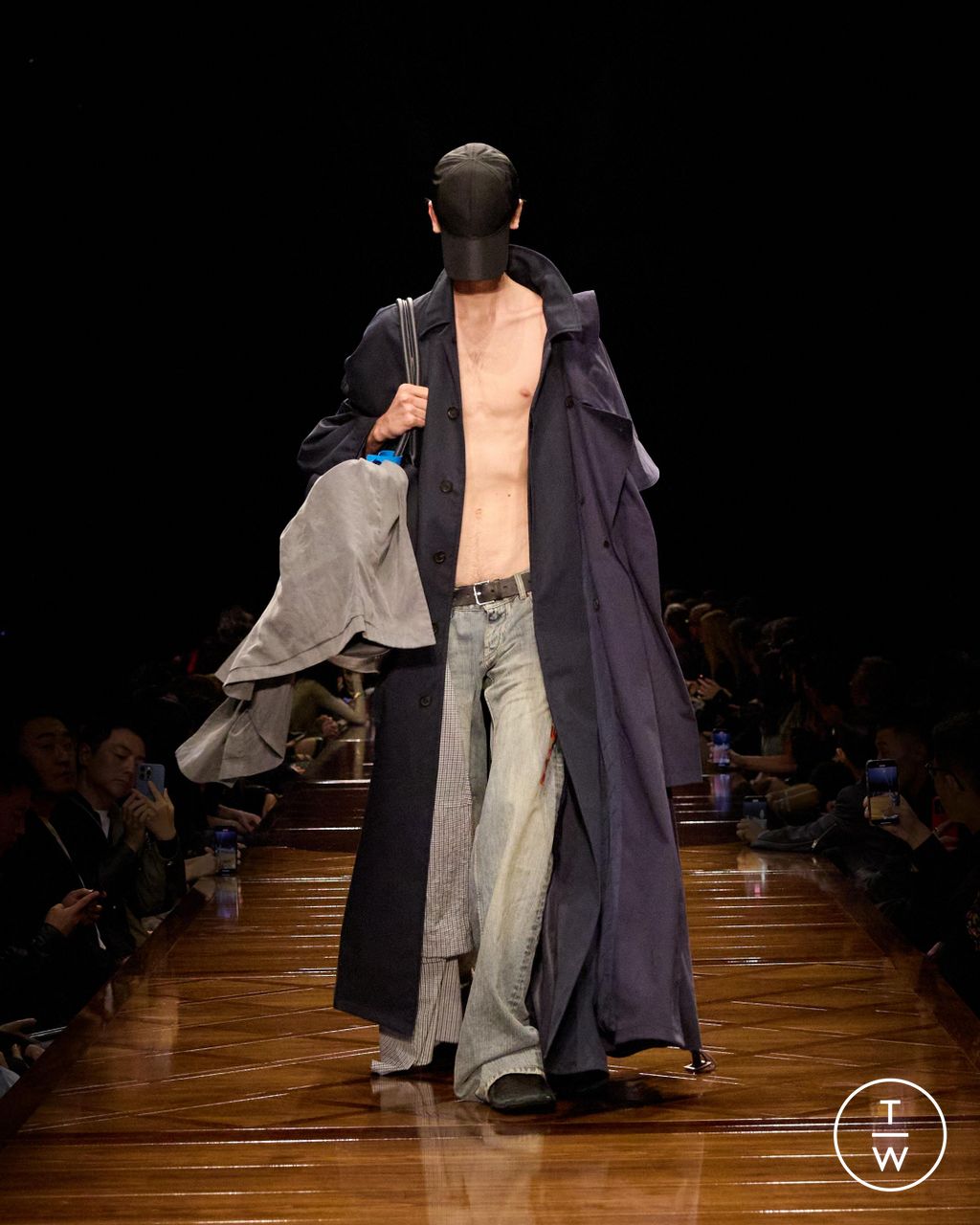 Fashion Week Paris Spring/Summer 2025 look 39 from the Balenciaga collection 女装