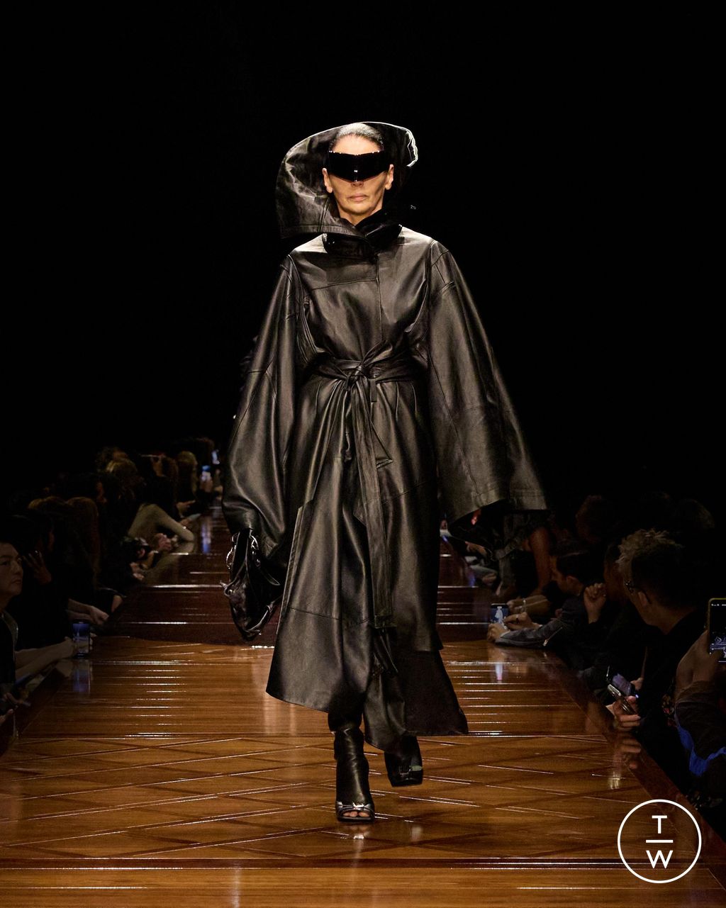 Fashion Week Paris Spring-Summer 2025 look 40 de la collection Balenciaga womenswear