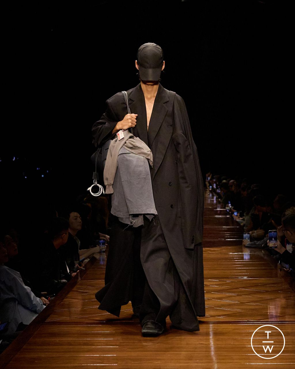 Fashion Week Paris Spring/Summer 2025 look 41 from the Balenciaga collection 女装