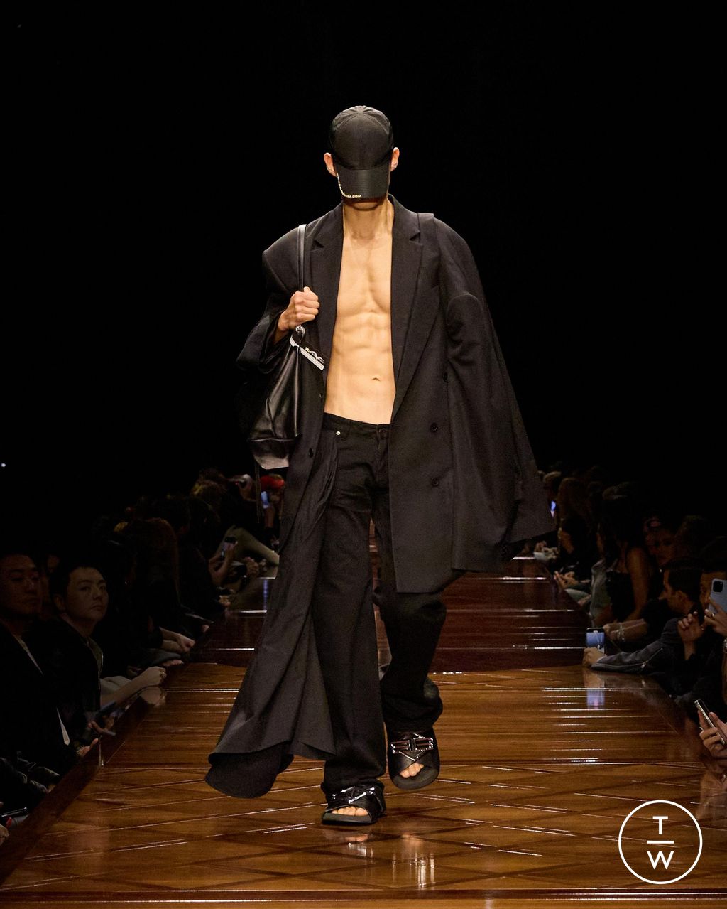 Fashion Week Paris Spring-Summer 2025 look 42 from the Balenciaga collection womenswear