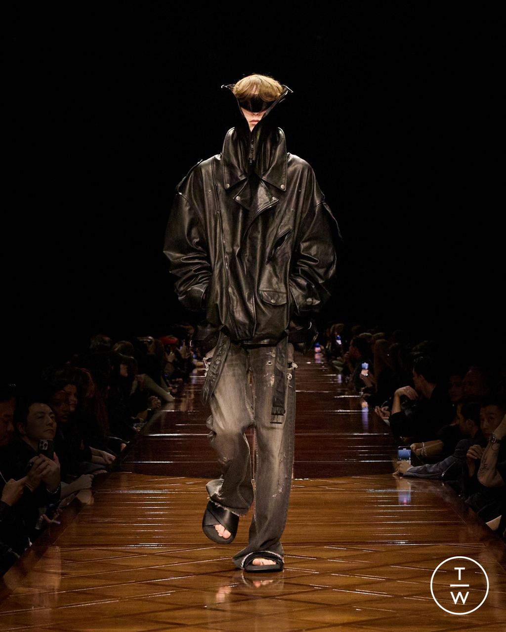 Fashion Week Paris Spring/Summer 2025 look 44 from the Balenciaga collection 女装