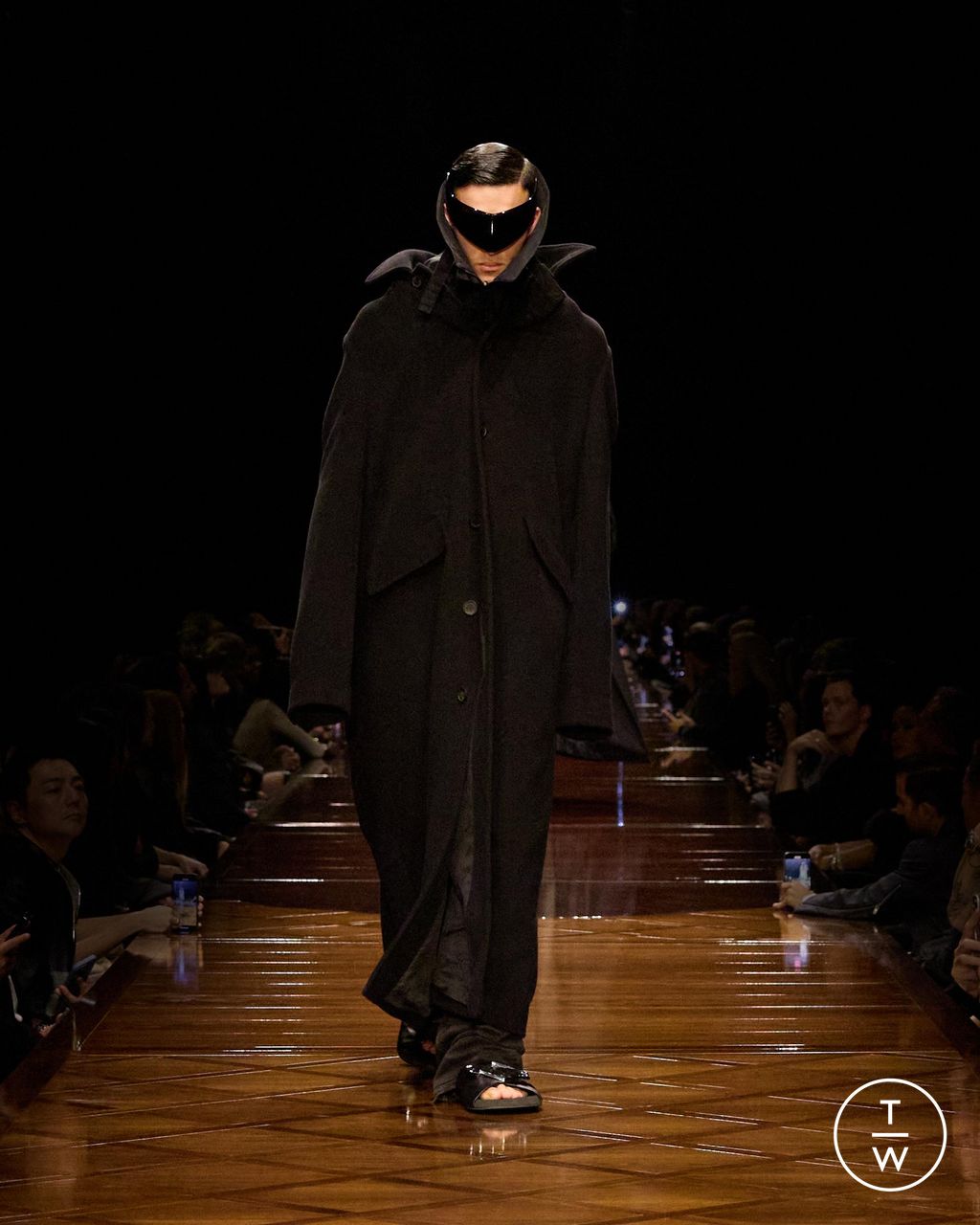 Fashion Week Paris Spring/Summer 2025 look 46 from the Balenciaga collection womenswear