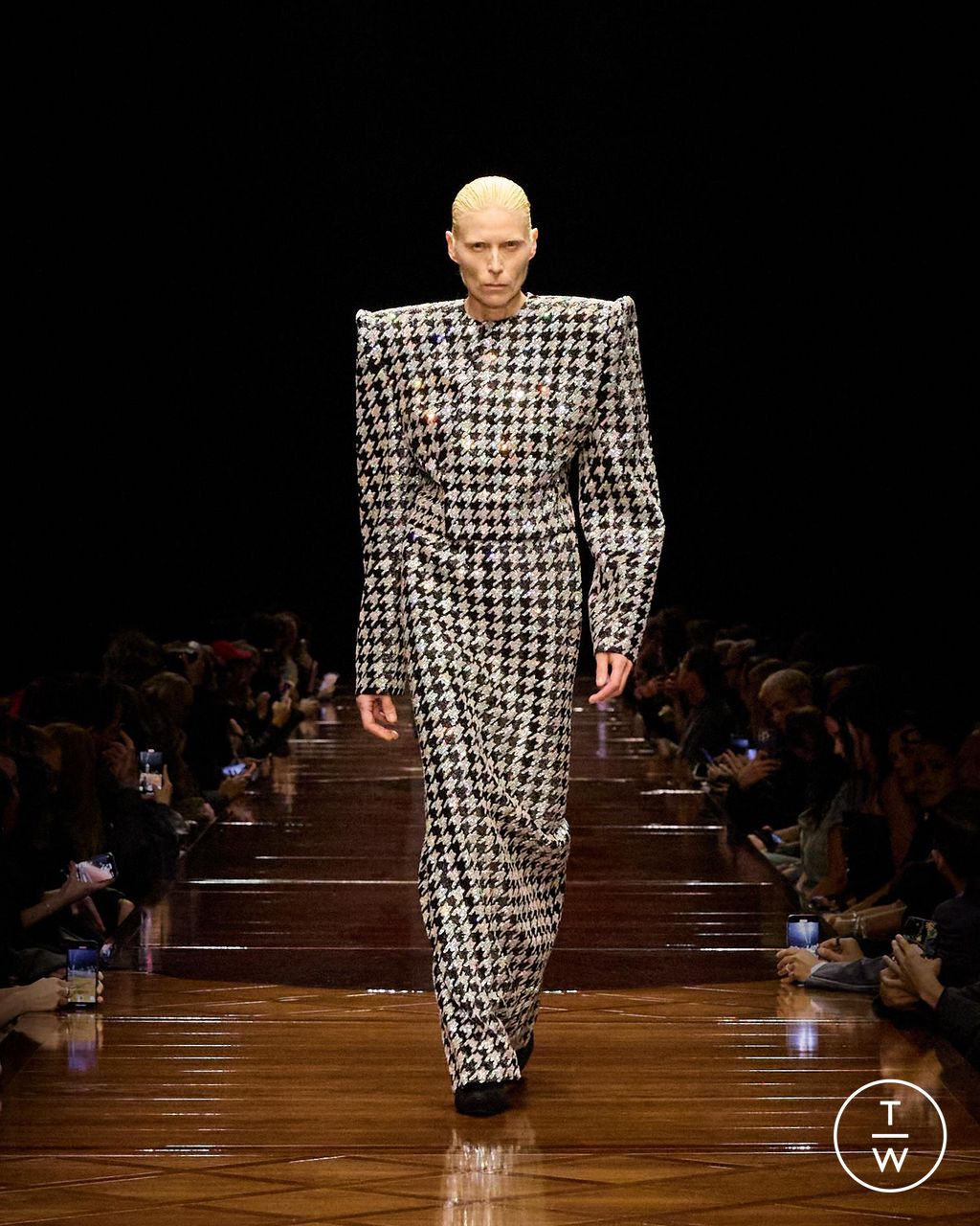 Fashion Week Paris Spring/Summer 2025 look 56 de la collection Balenciaga womenswear