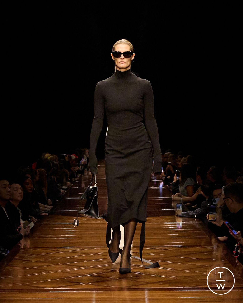 Fashion Week Paris Spring/Summer 2025 look 8 from the Balenciaga collection womenswear