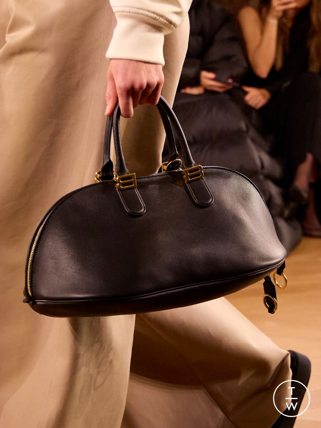 Fashion Week Paris Spring/Summer 2026 look 34 from the Balenciaga collection 女装配饰