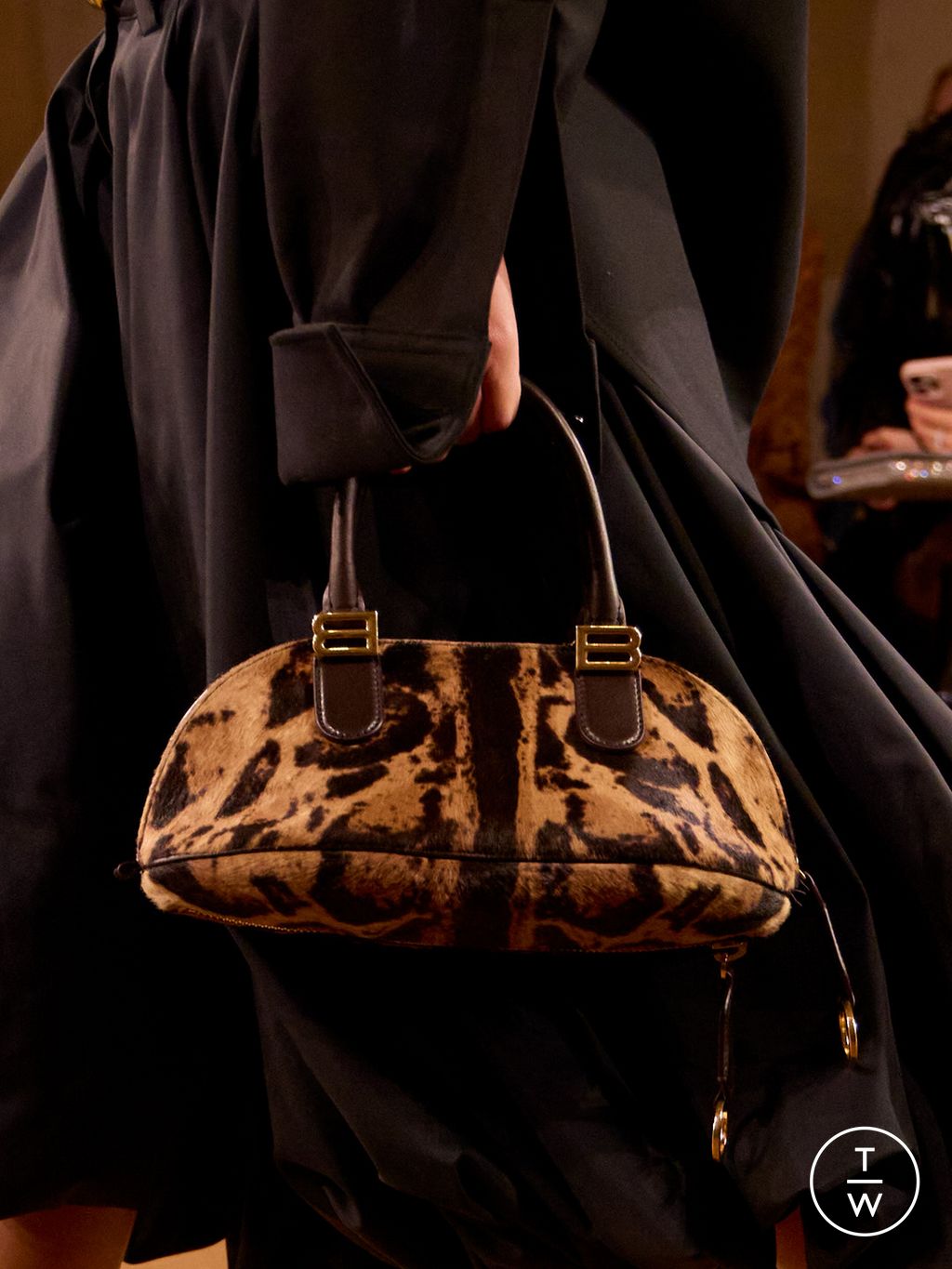 Fashion Week Paris Spring/Summer 2026 look 21 from the Balenciaga collection womenswear accessories