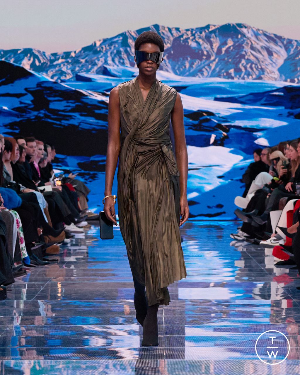 Fashion Week Paris Fall/Winter 2024 look 12 de la collection Balenciaga womenswear
