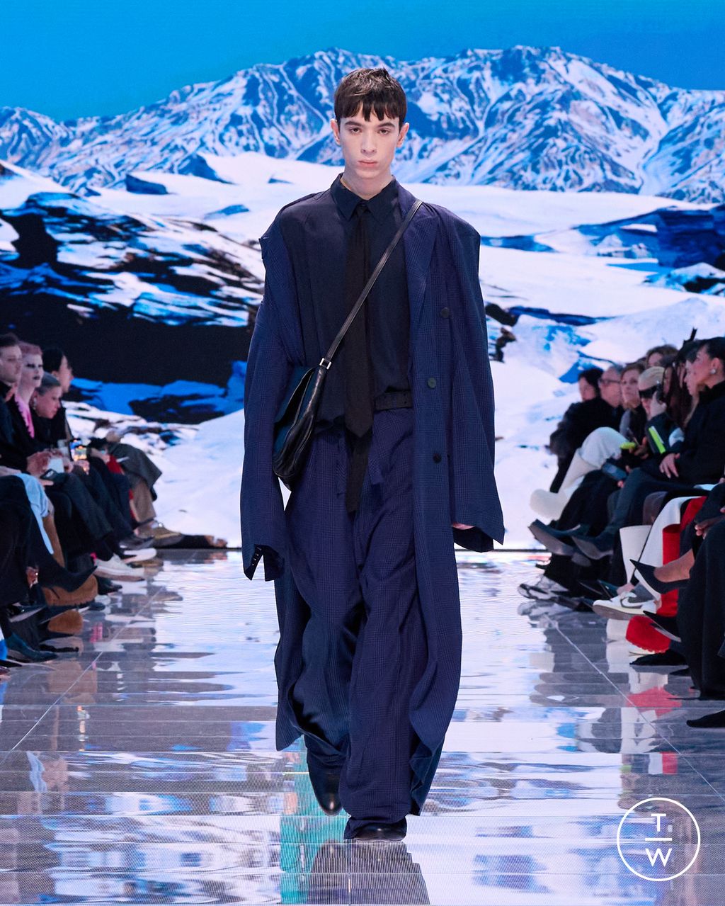 Fashion Week Paris Fall/Winter 2024 look 13 from the Balenciaga collection 女装