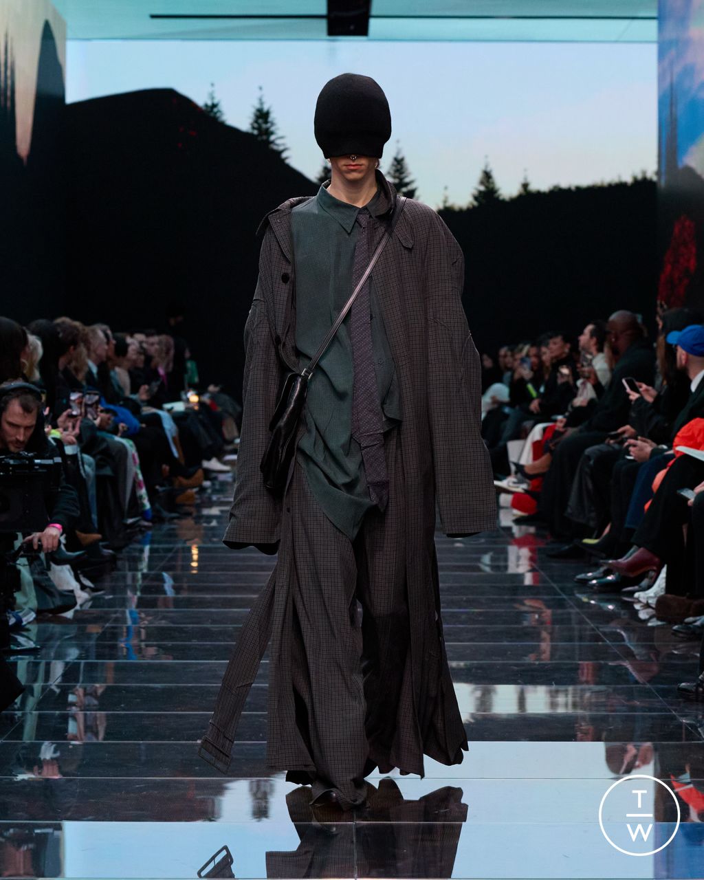 Fashion Week Paris Fall/Winter 2024 look 15 from the Balenciaga collection womenswear