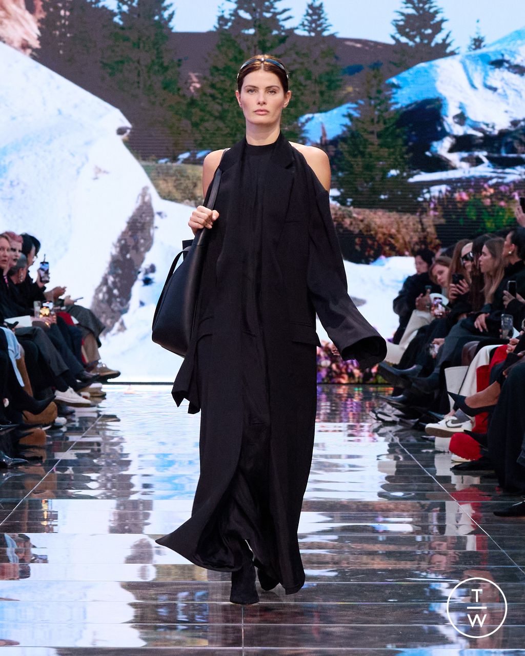 Fashion Week Paris Fall/Winter 2024 look 18 de la collection Balenciaga womenswear