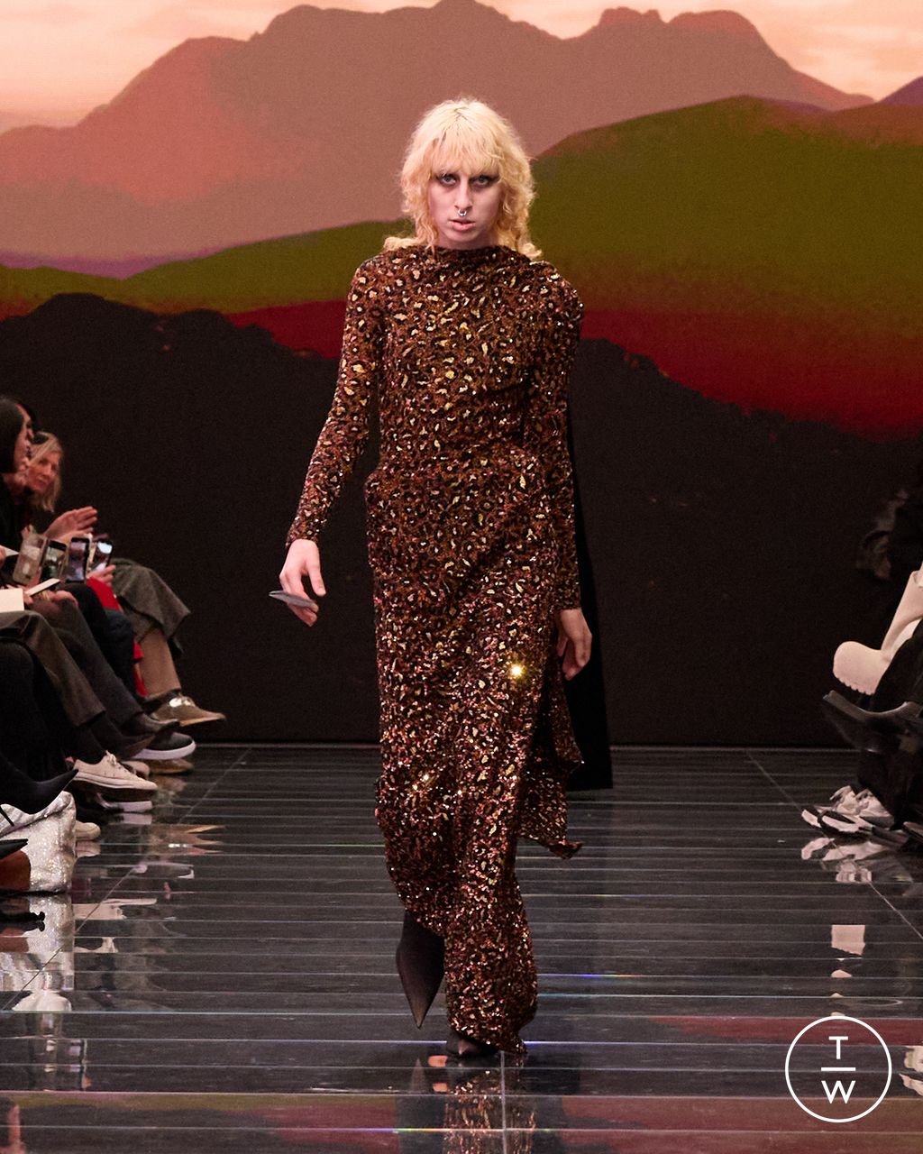 Fashion Week Paris Fall/Winter 2024 look 1 from the Balenciaga collection womenswear