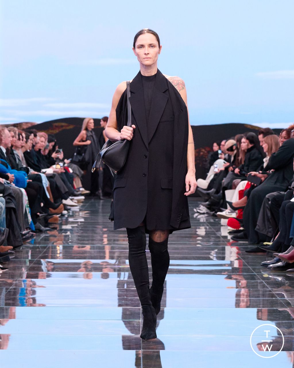 Fashion Week Paris Fall/Winter 2024 look 24 from the Balenciaga collection womenswear