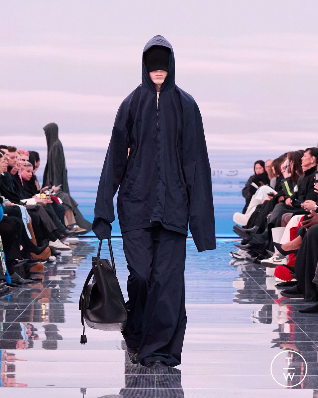 Fashion Week Paris Fall/Winter 2024 look 25 de la collection Balenciaga womenswear