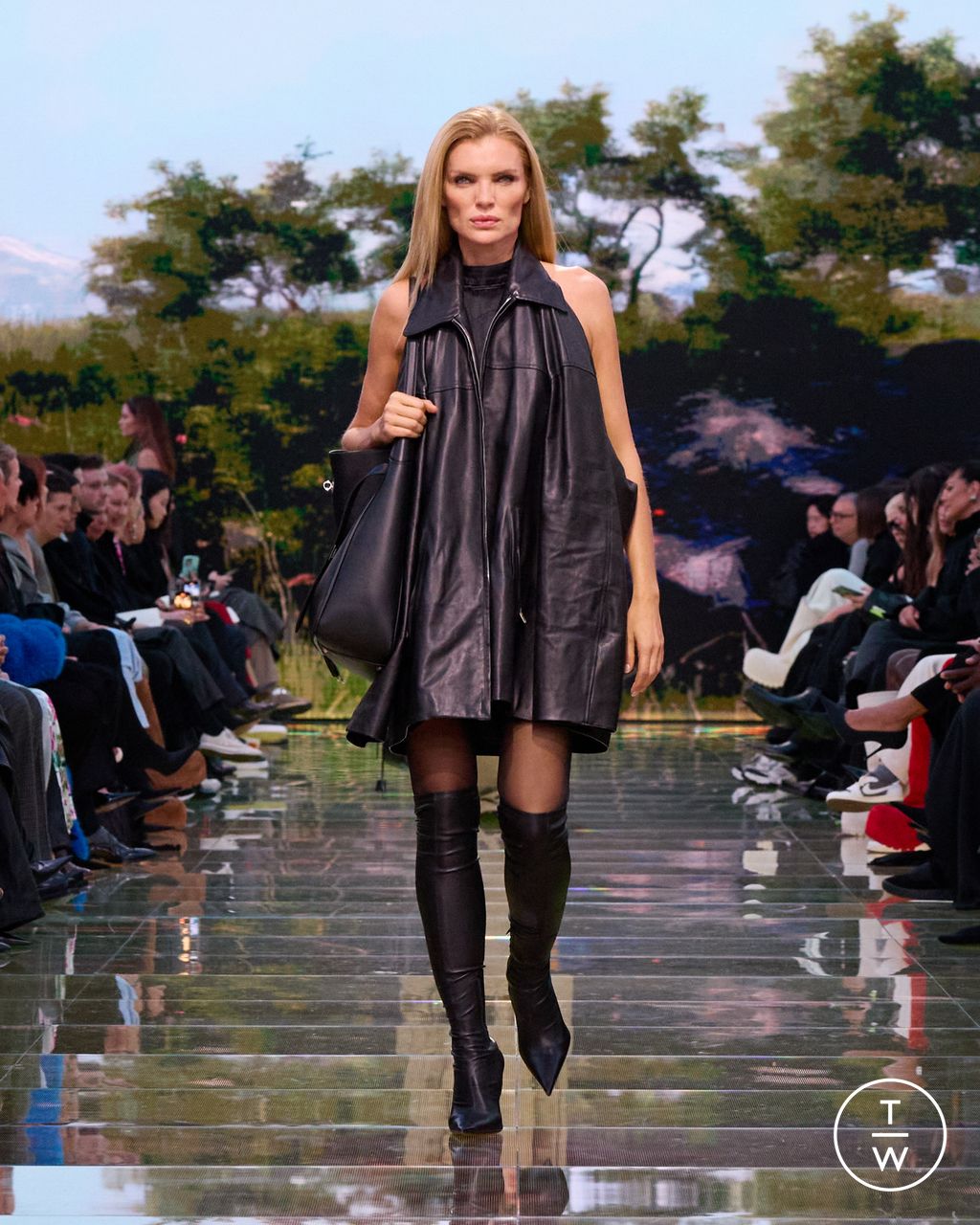 Fashion Week Paris Fall/Winter 2024 look 26 from the Balenciaga collection womenswear