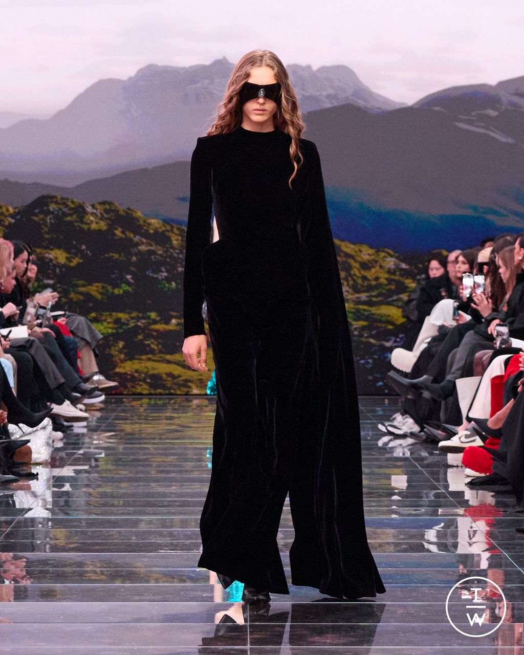 Fashion Week Paris Fall/Winter 2024 look 2 de la collection Balenciaga womenswear