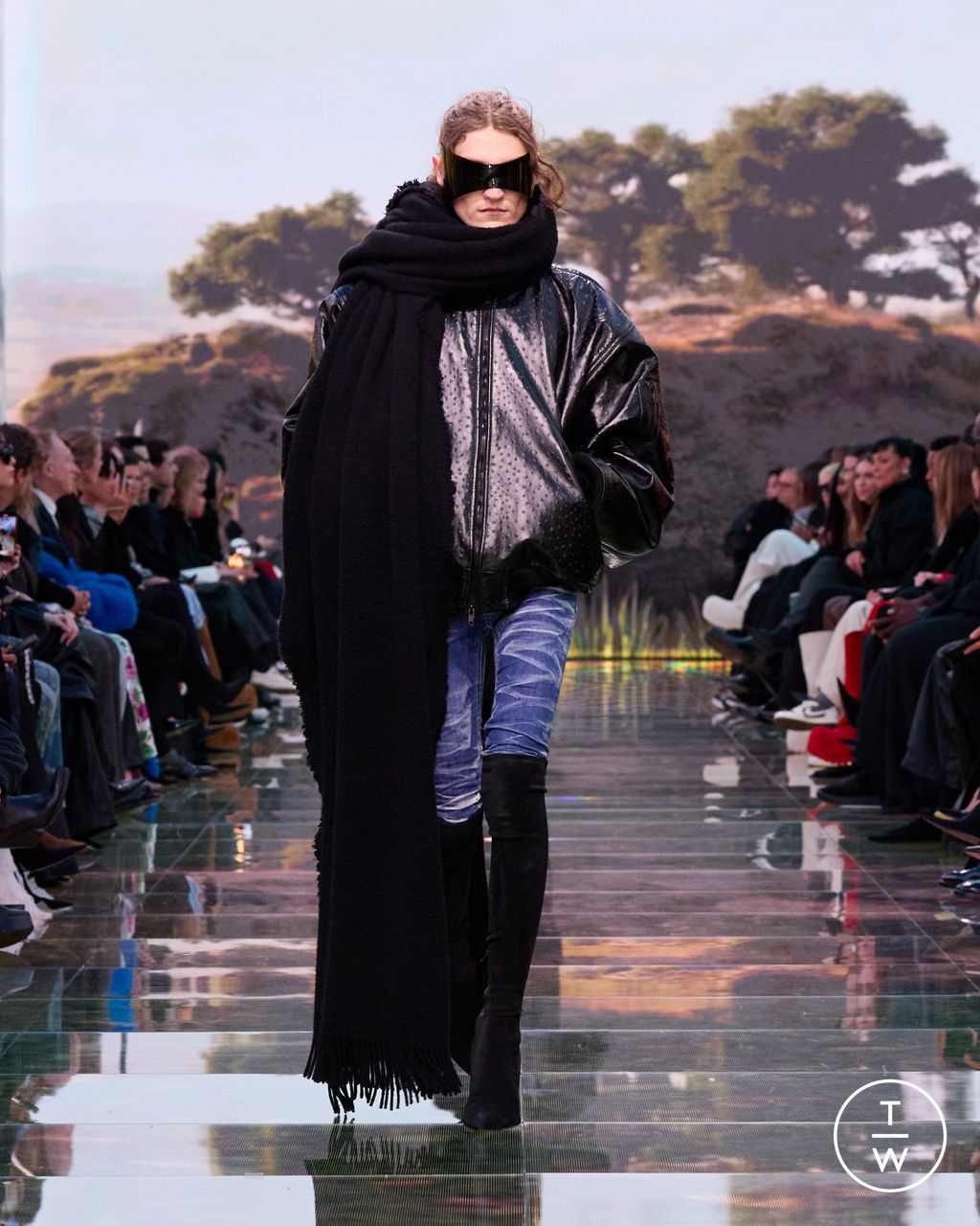 Fashion Week Paris Fall/Winter 2024 look 30 from the Balenciaga collection womenswear