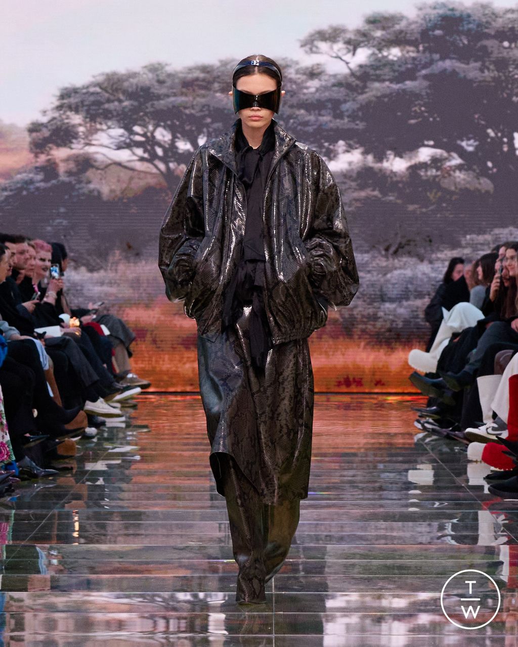 Fashion Week Paris Fall/Winter 2024 look 32 from the Balenciaga collection womenswear