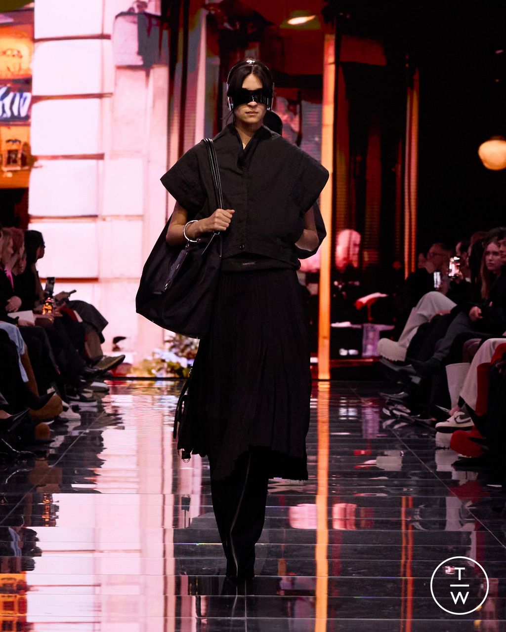 Fashion Week Paris Fall/Winter 2024 look 40 from the Balenciaga collection womenswear