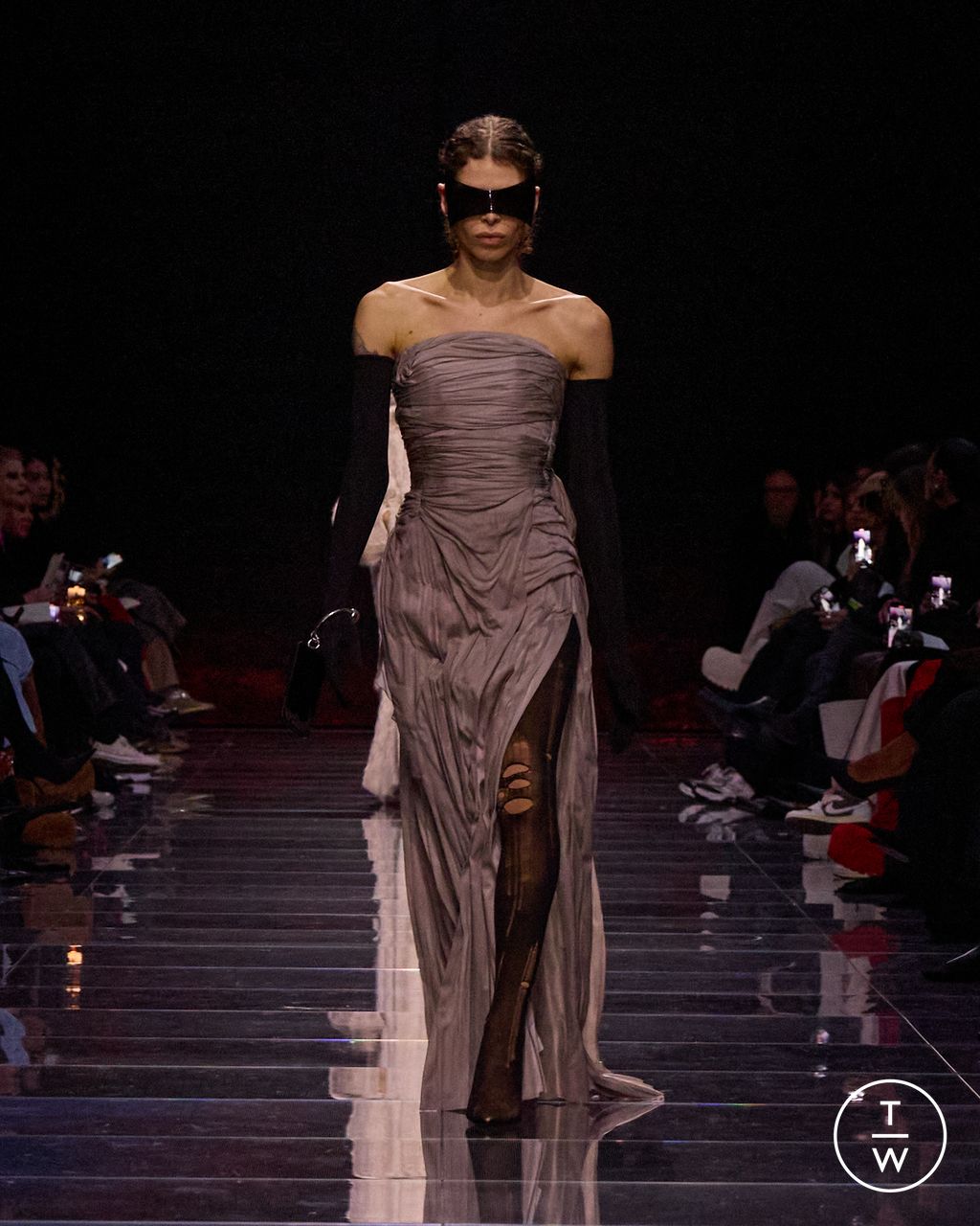 Fashion Week Paris Fall/Winter 2024 look 4 from the Balenciaga collection womenswear
