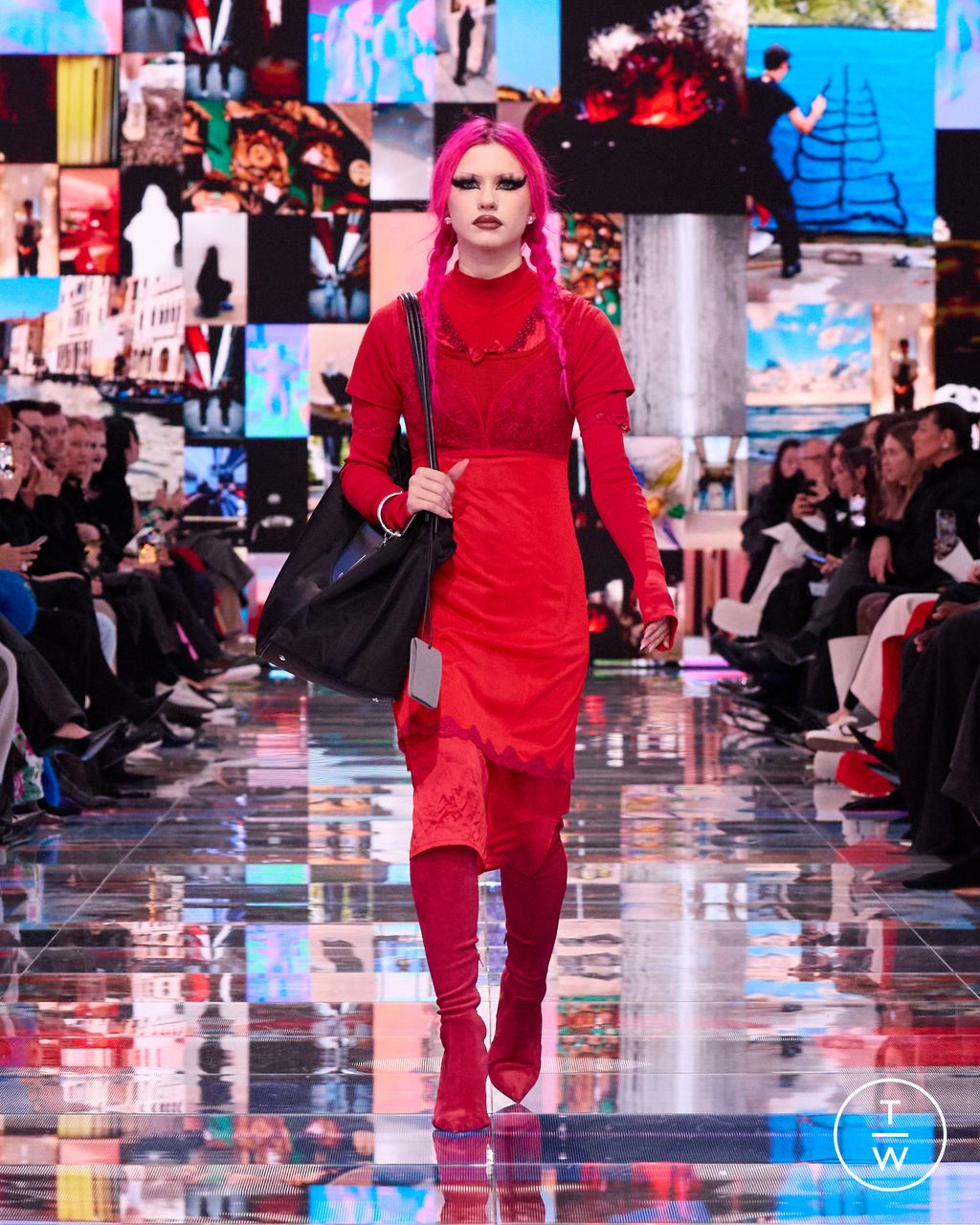 Fashion Week Paris Fall/Winter 2024 look 52 from the Balenciaga collection womenswear