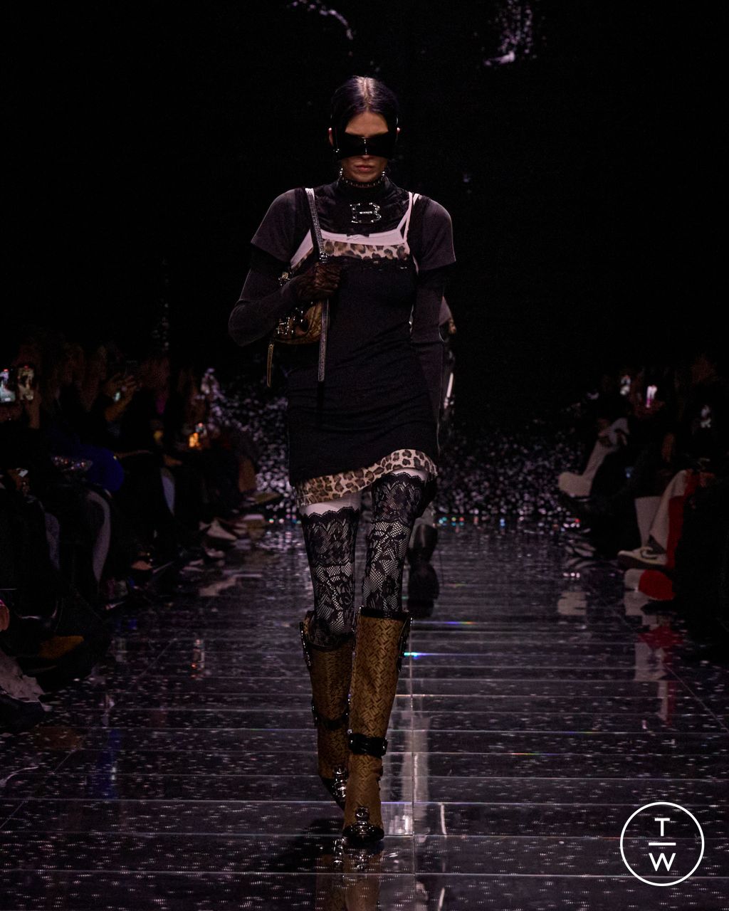 Fashion Week Paris Fall/Winter 2024 look 55 de la collection Balenciaga womenswear