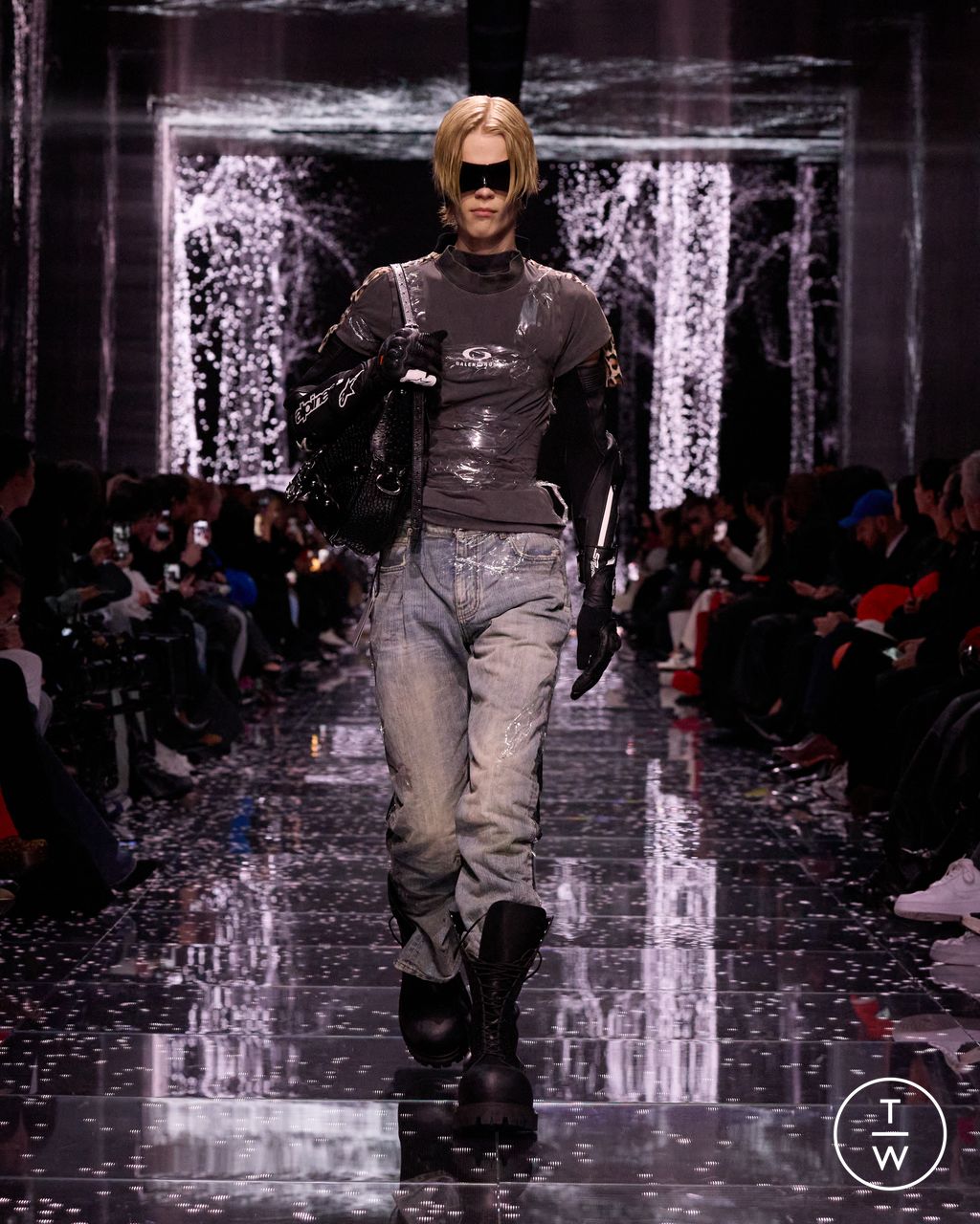 Fashion Week Paris Fall/Winter 2024 look 56 de la collection Balenciaga womenswear