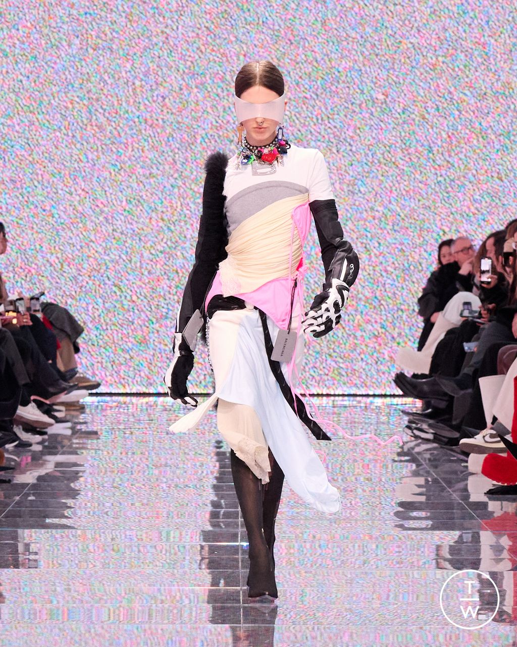 Fashion Week Paris Fall/Winter 2024 look 63 de la collection Balenciaga womenswear