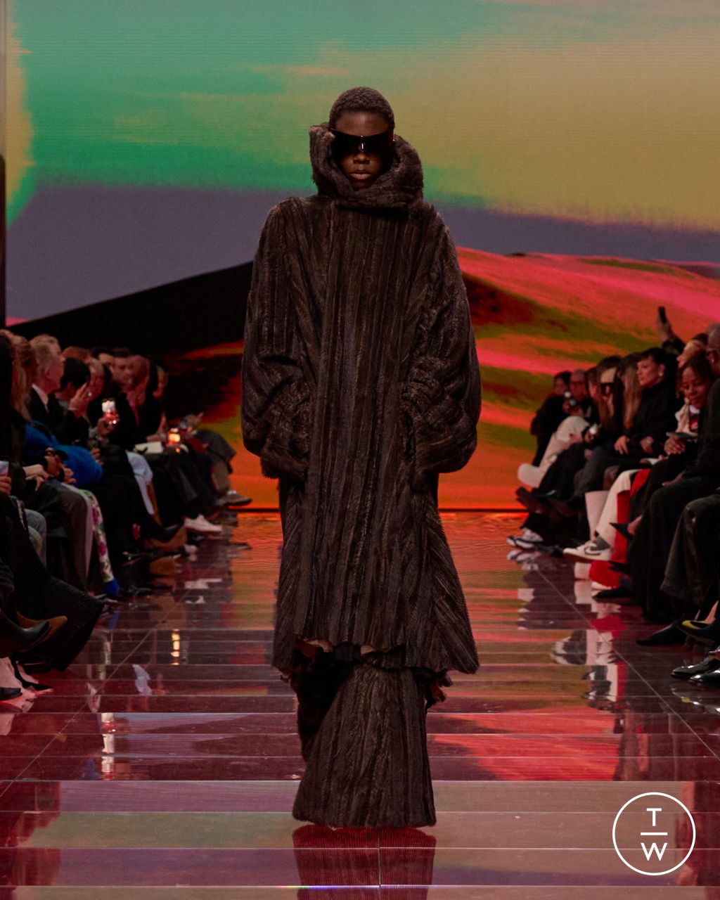 Fashion Week Paris Fall/Winter 2024 look 6 from the Balenciaga collection womenswear