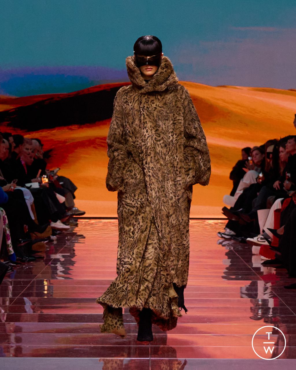 Fashion Week Paris Fall/Winter 2024 look 7 de la collection Balenciaga womenswear
