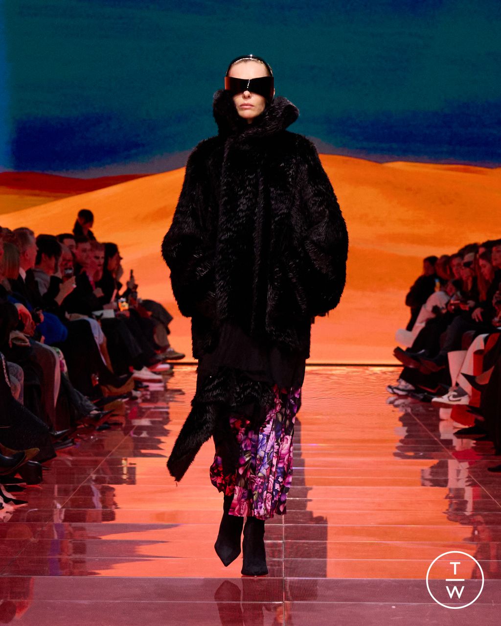 Fashion Week Paris Fall/Winter 2024 look 8 from the Balenciaga collection womenswear