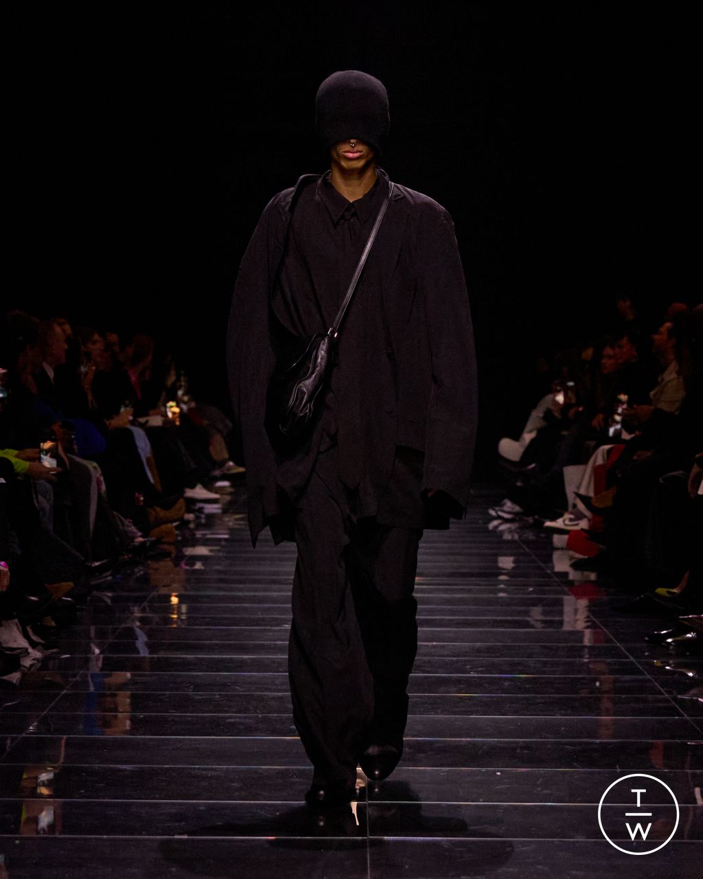 Fashion Week Paris Fall/Winter 2024 look 9 from the Balenciaga collection 女装