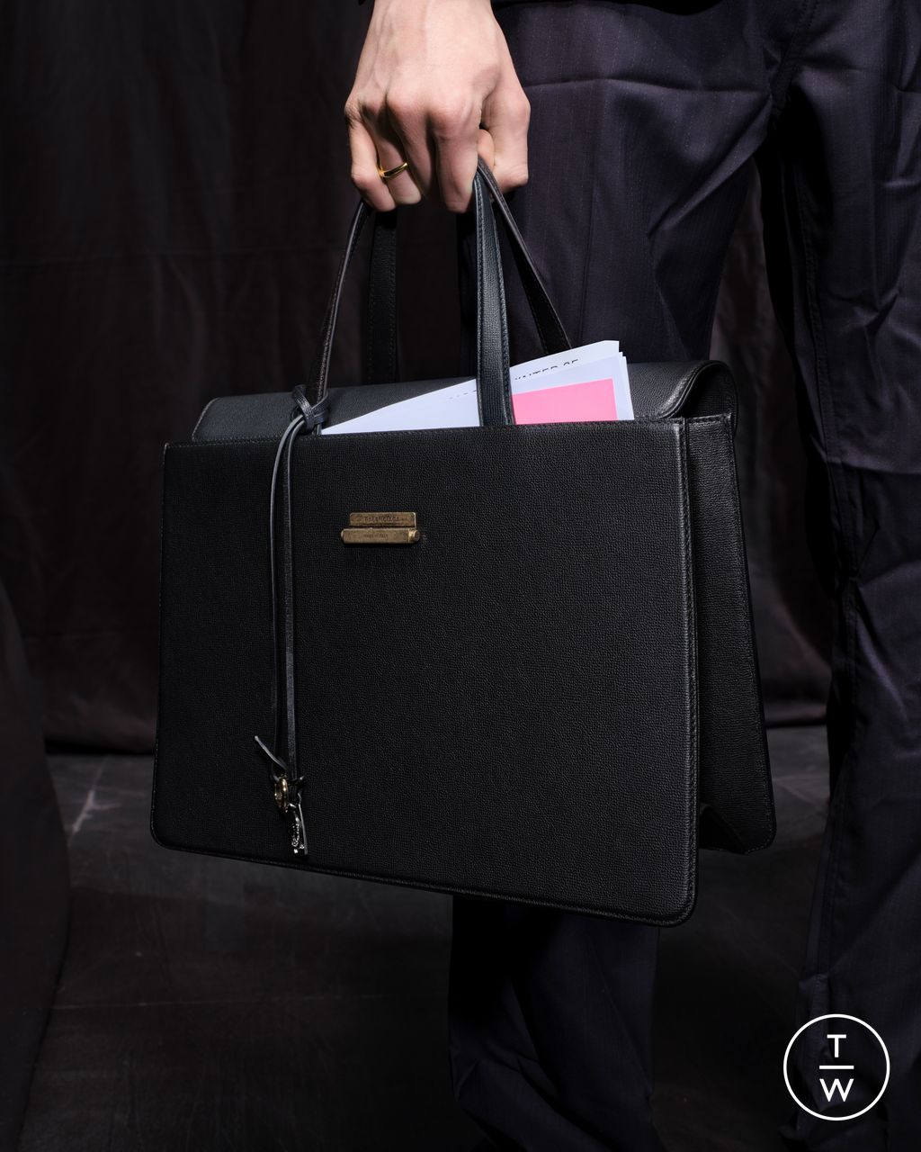 Fashion Week Paris Fall/Winter 2025 look 10 from the Balenciaga collection womenswear accessories